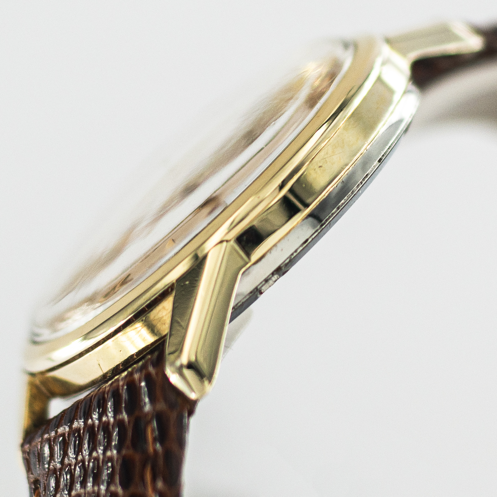 1260_marcels_watch_group_vintage_wristwatch_1960_omega_14389_seamaster_case_side_02