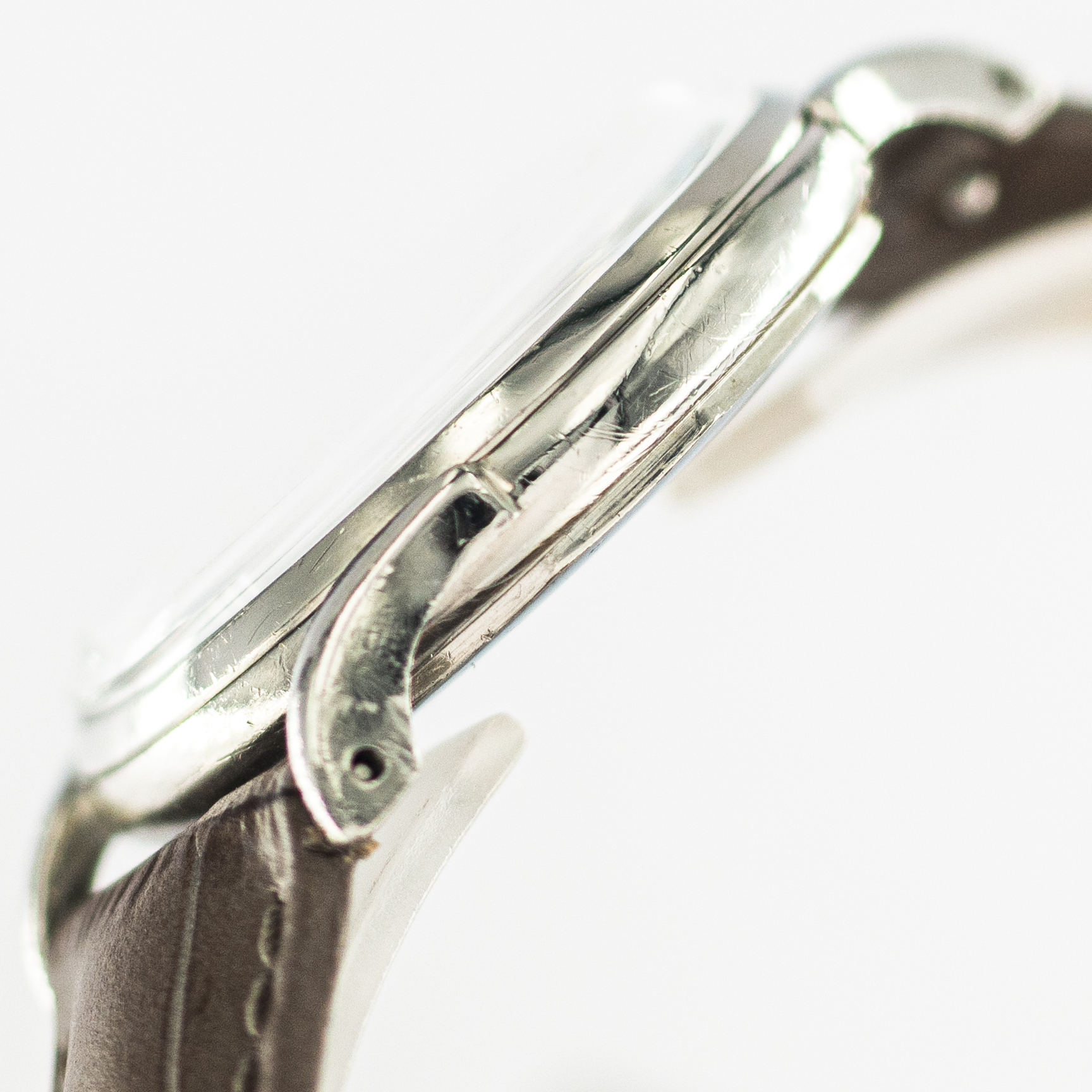 1301_marcels_watch_group_vintage_wristwatch_1960s_lemania_280-6_case_side_03