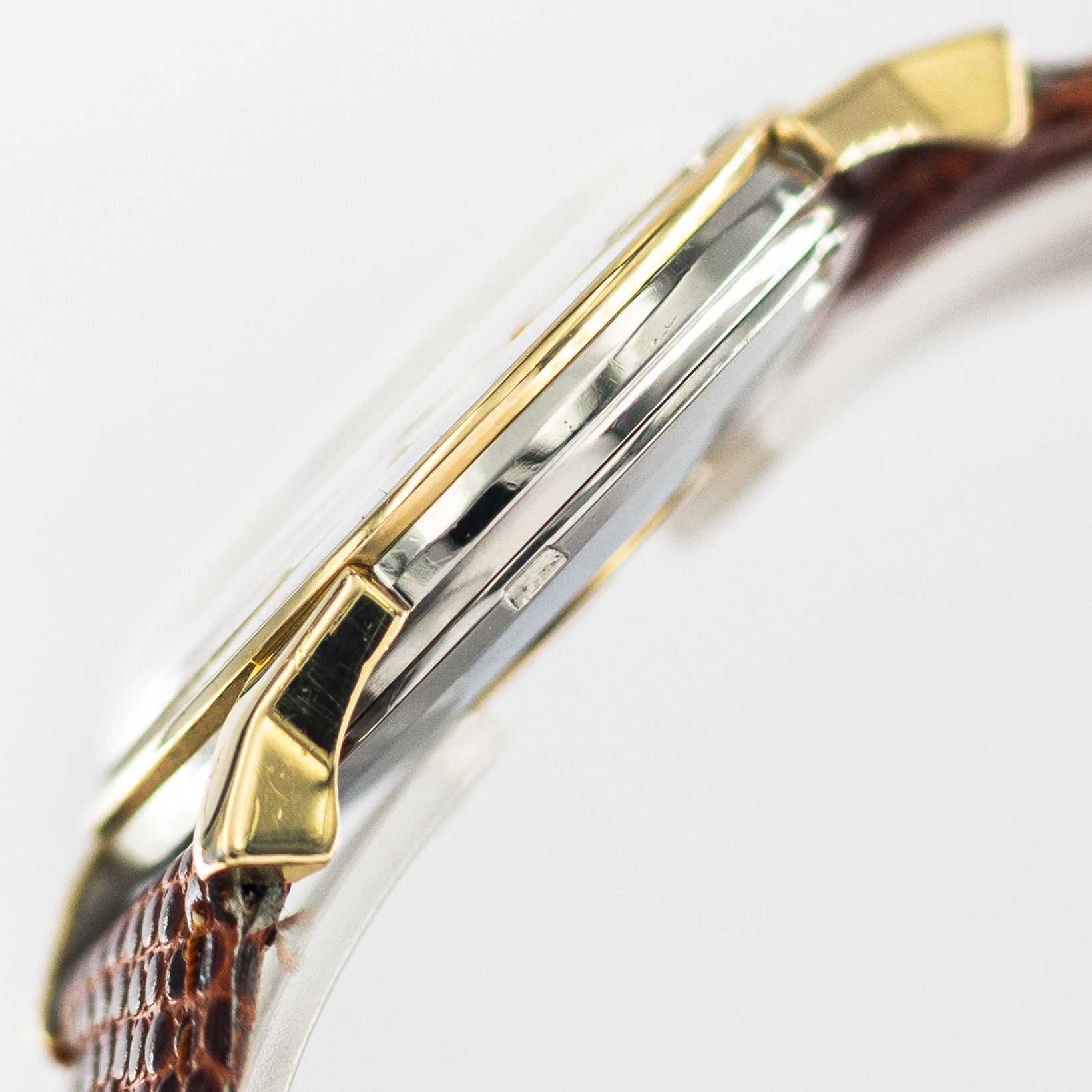 2198_marcels_watch_group_vintage_wristwatch_1963_omega_168.005_constellation_pie_pan_case_side_04