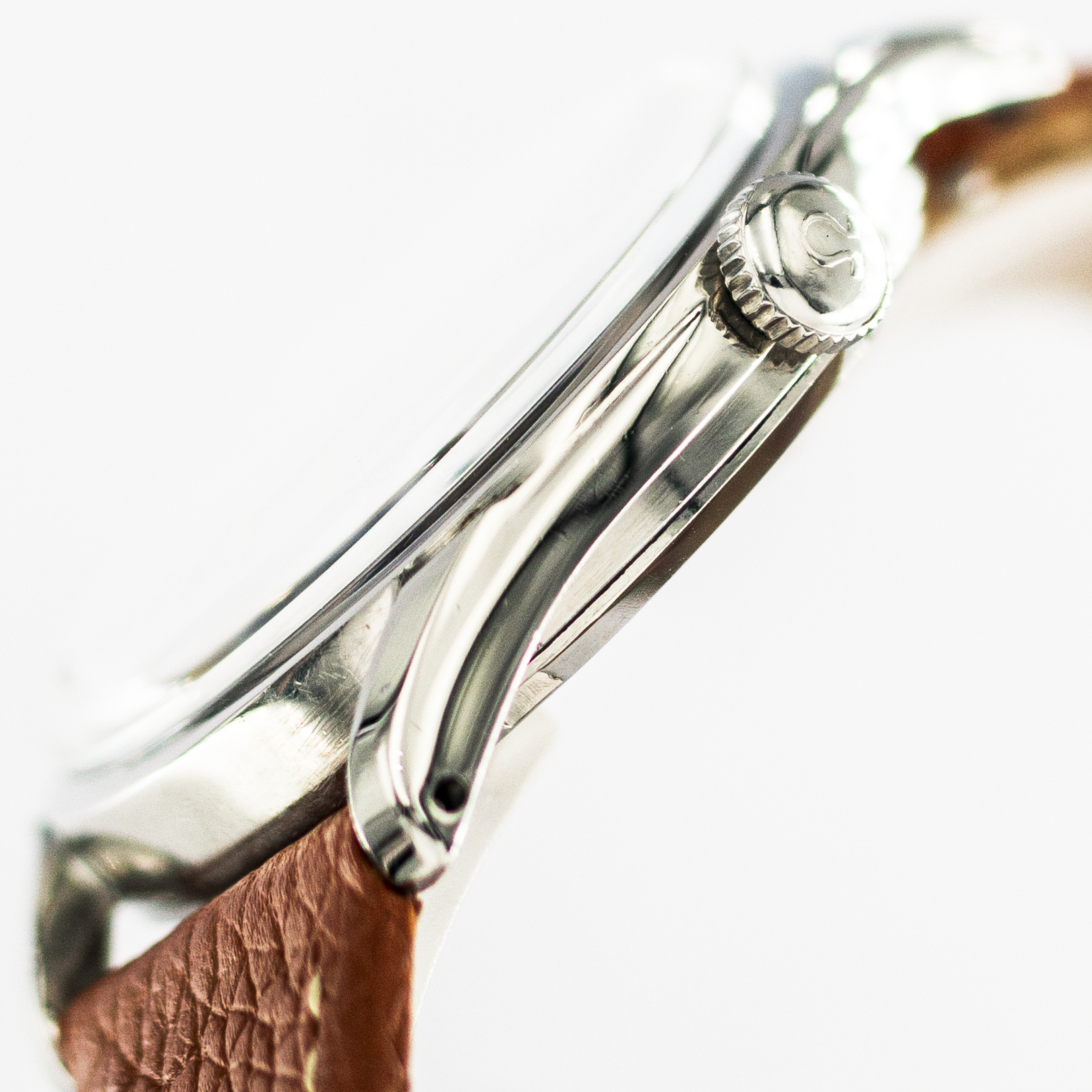 1334_marcels_watch_group_vintage_wristwatch_1952_omega_2639_case_side_04