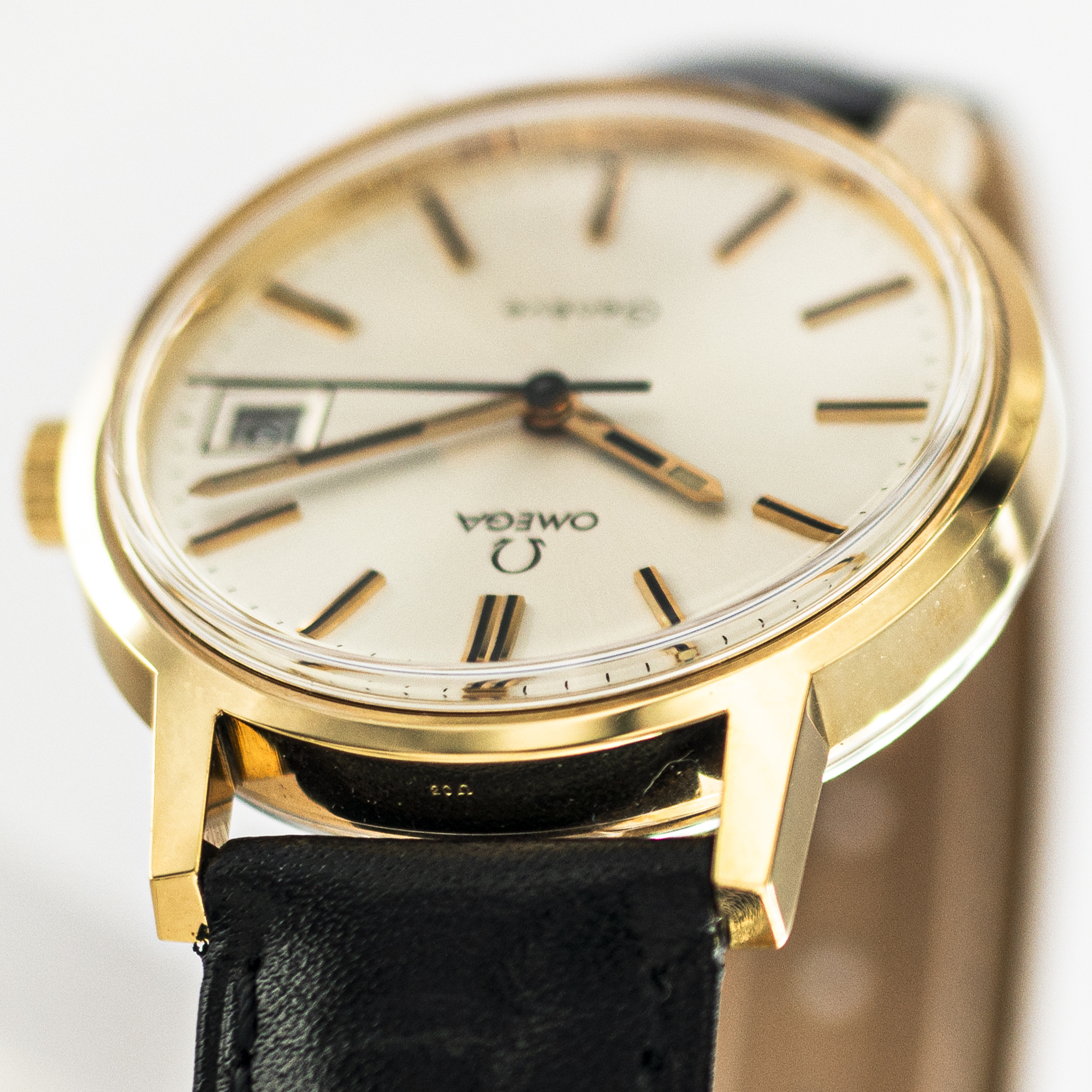 1335_marcels_watch_group_vintage_wristwatch_1972_omega_136.0098_geneve_case_side_01