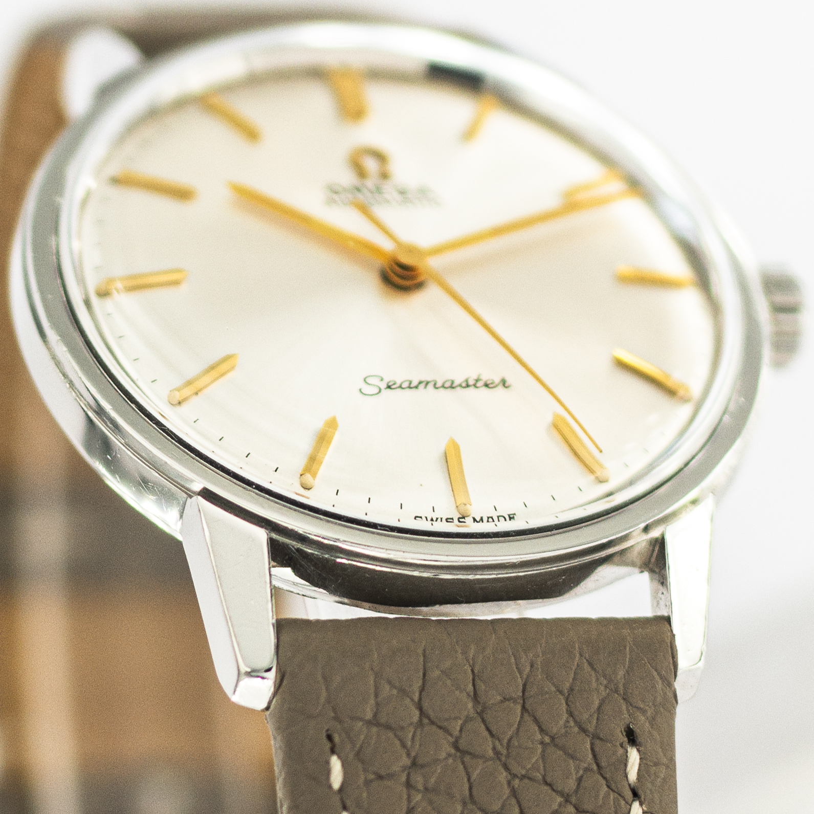 1348_marcels_watch_group_vintage_wristwatch_1963_omega_165.001_seamaster_case_side_01
