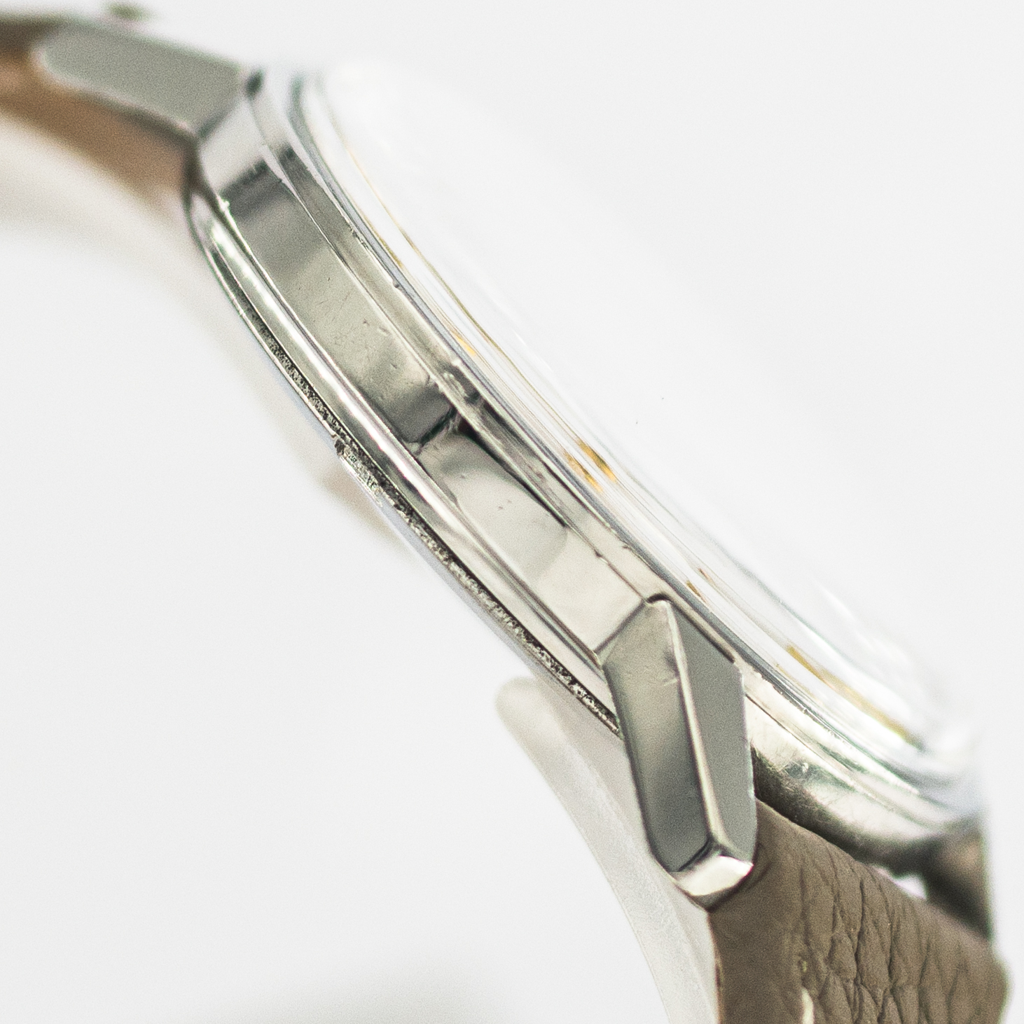 1348_marcels_watch_group_vintage_wristwatch_1963_omega_165.001_seamaster_case_side_04