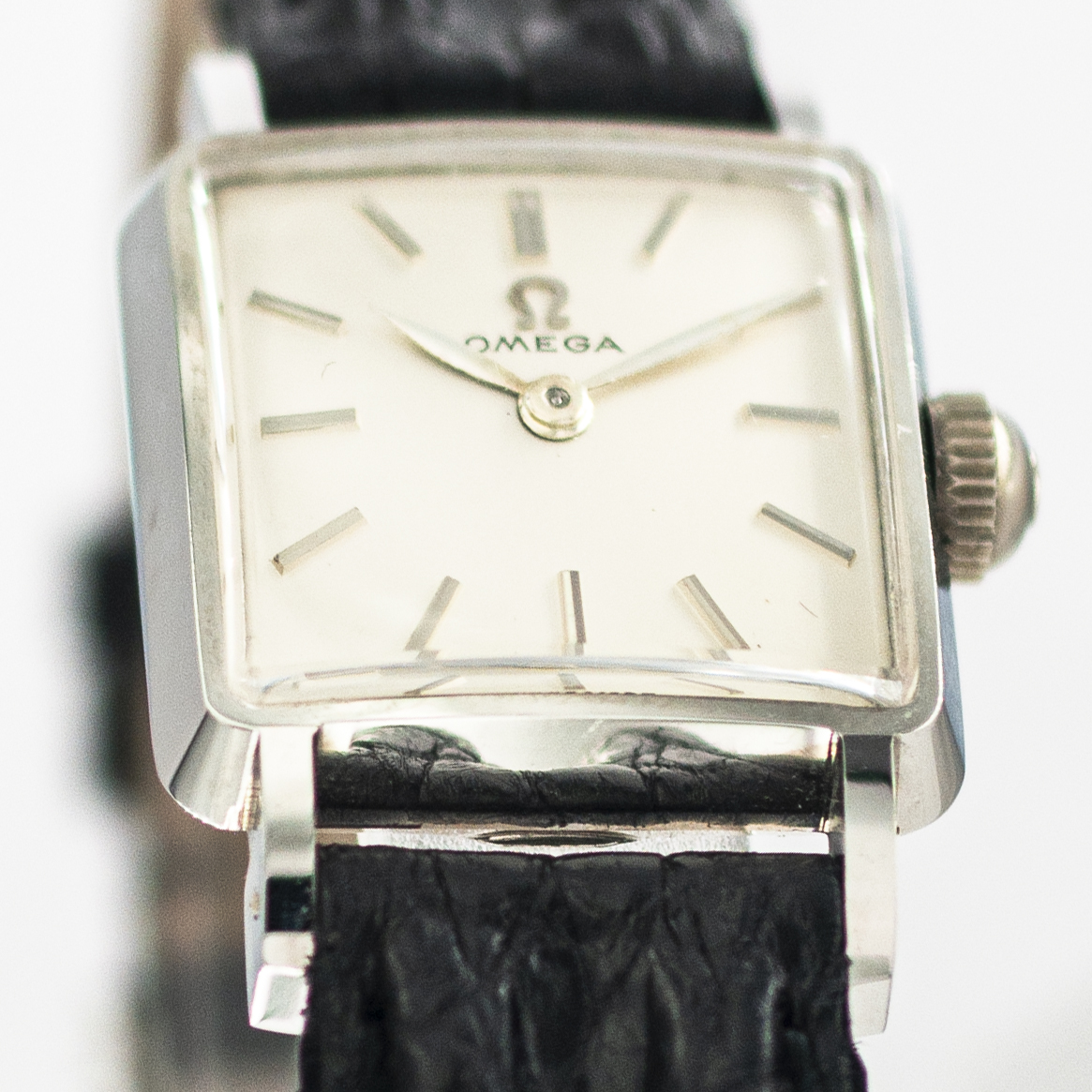 1359_marcels_watch_group_vintage_wristwatch_ladies_omega_3994_case_side_02