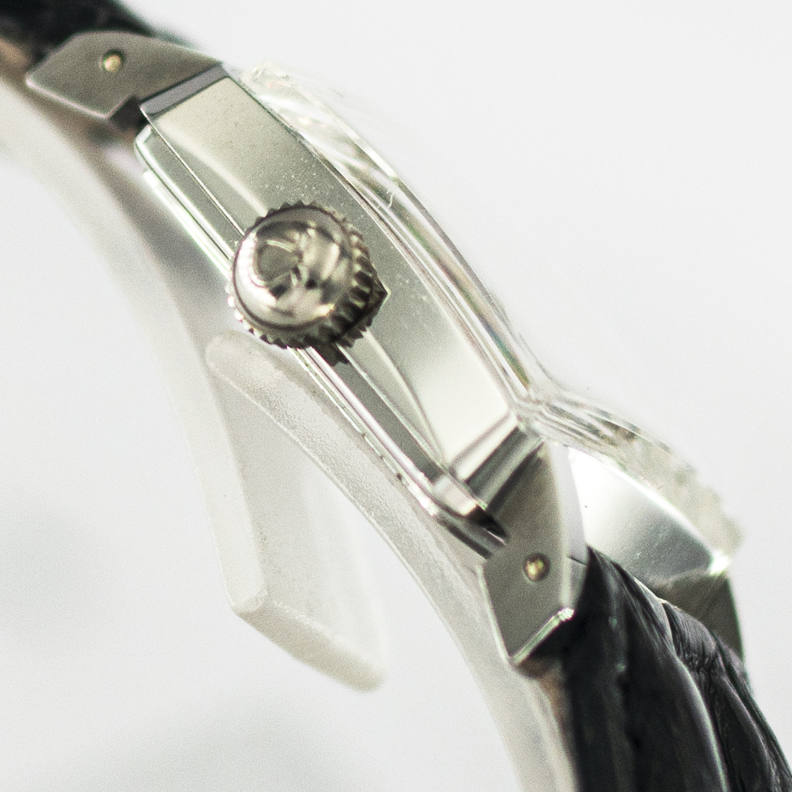 1359_marcels_watch_group_vintage_wristwatch_ladies_omega_3994_case_side_04