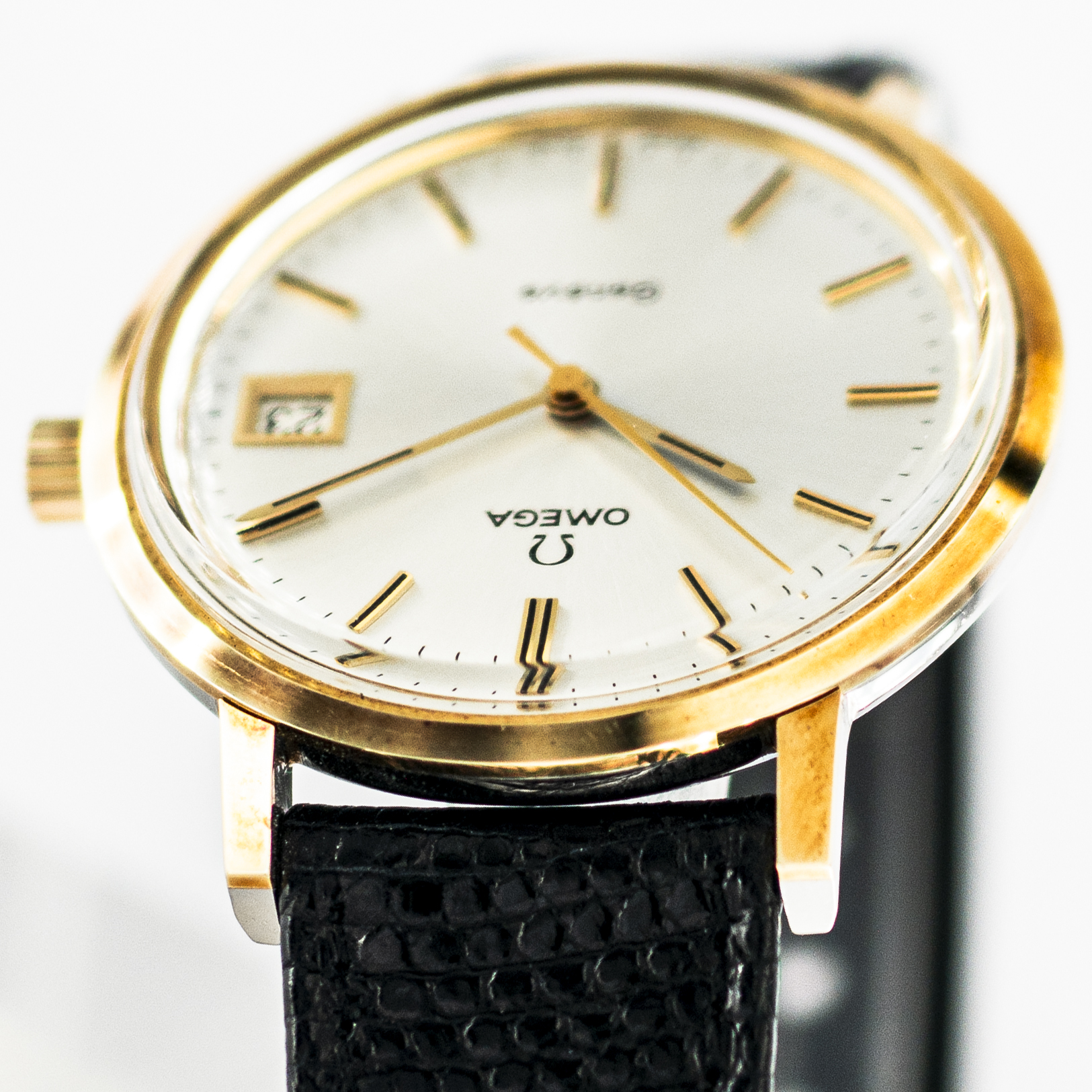1389_marcels_watch_group_vintage_wristwatch_1974_omega_136.9020_geneve_case_side_02