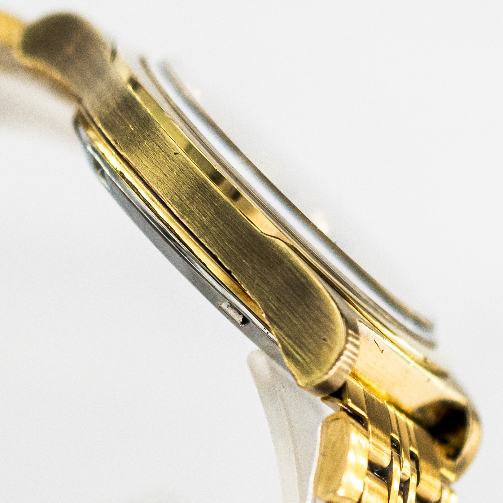 1390_marcels_watch_group_vintage_wristwatch_1973_omega_166.0168_geneve_case_side_02