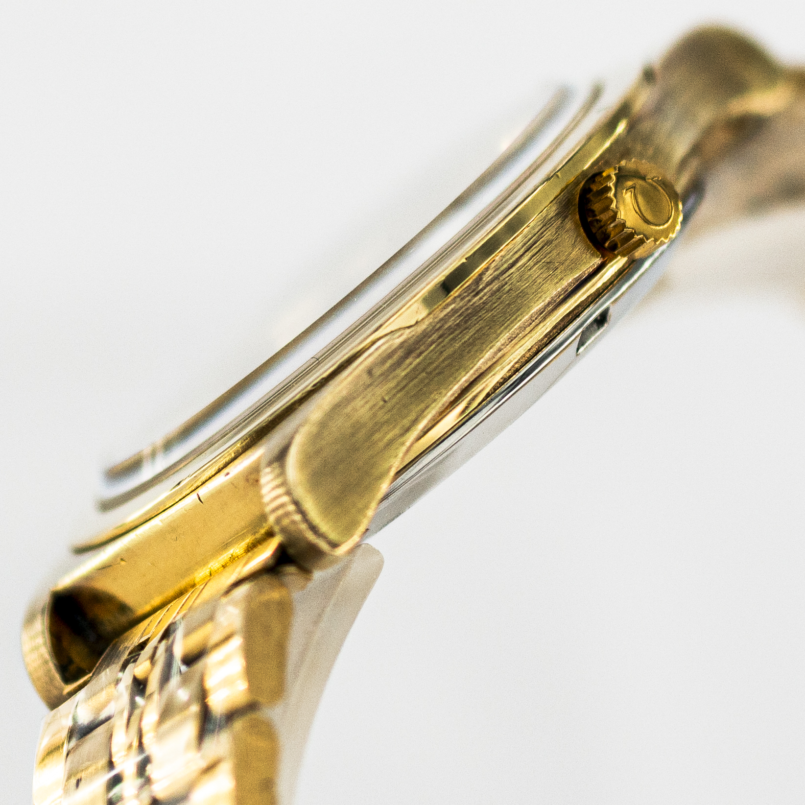 1390_marcels_watch_group_vintage_wristwatch_1973_omega_166.0168_geneve_case_side_03