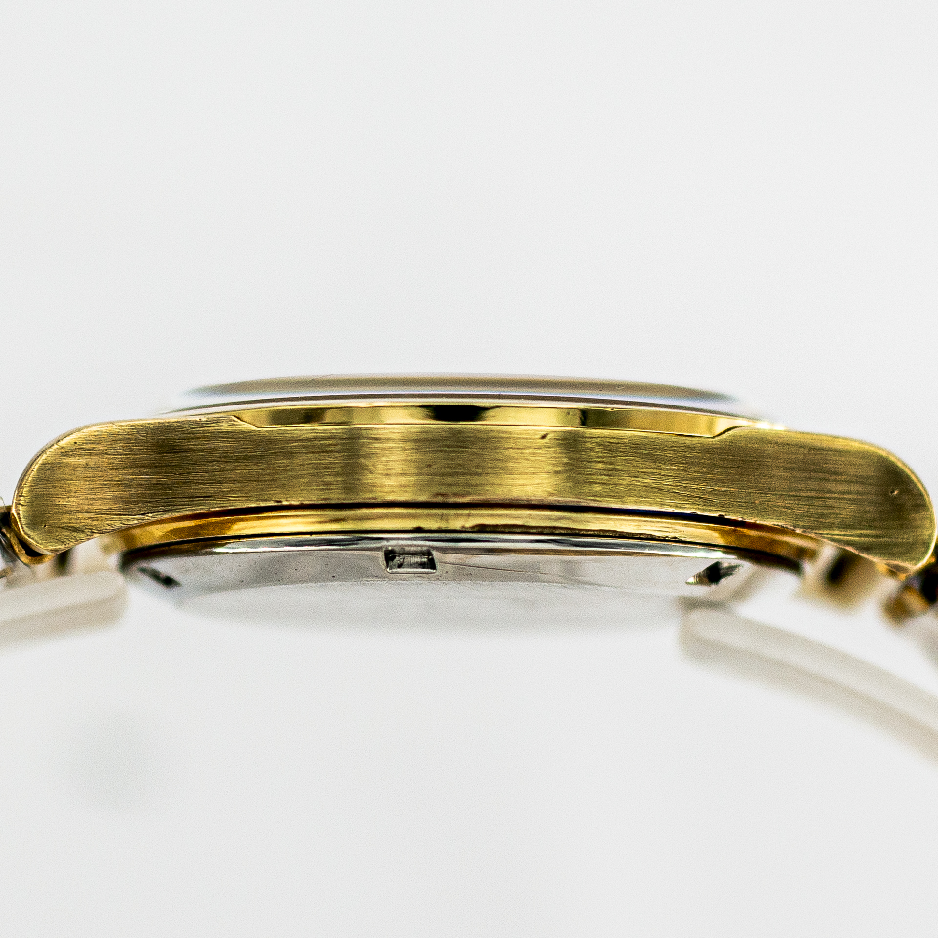 1390_marcels_watch_group_vintage_wristwatch_1973_omega_166.0168_geneve_case_side_04