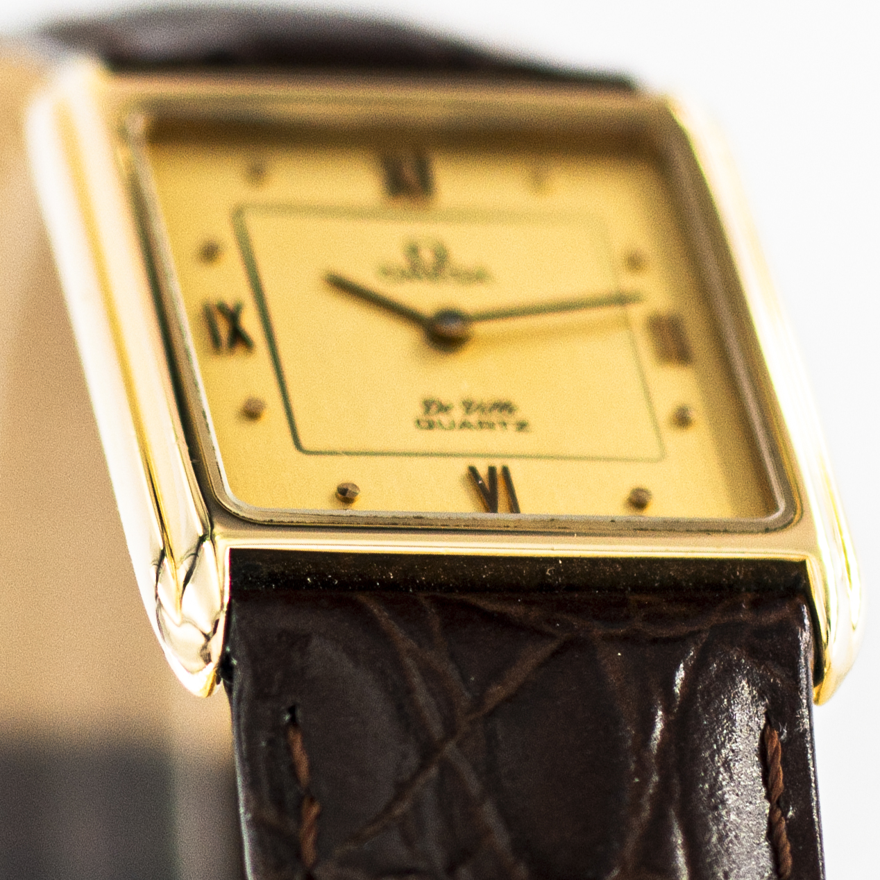 1402_marcels_watch_group_vintage_wristwatch_1981_omega_191.0107_de_ville_tank_case_side_01