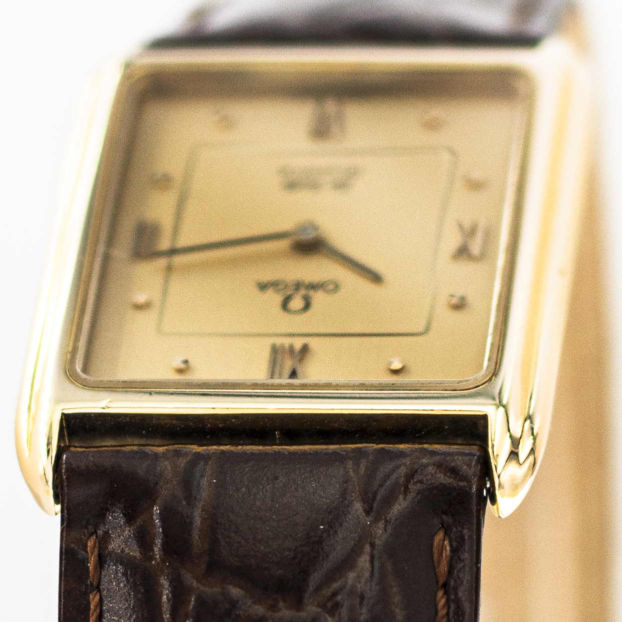 1402_marcels_watch_group_vintage_wristwatch_1981_omega_191.0107_de_ville_tank_case_side_02
