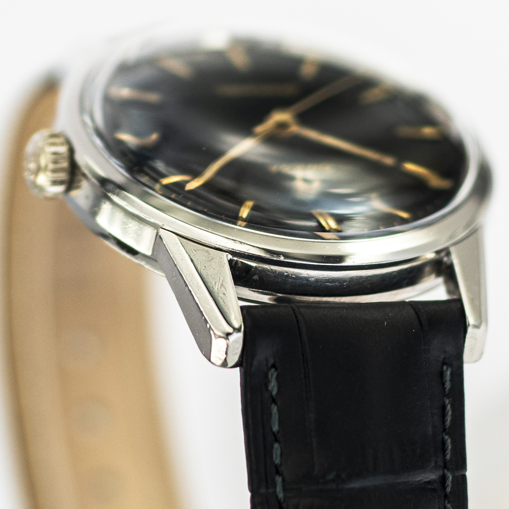 1426_marcels_watch_group_vintage_wristwatch_1961_omega_14390_seamaster_case_side_01