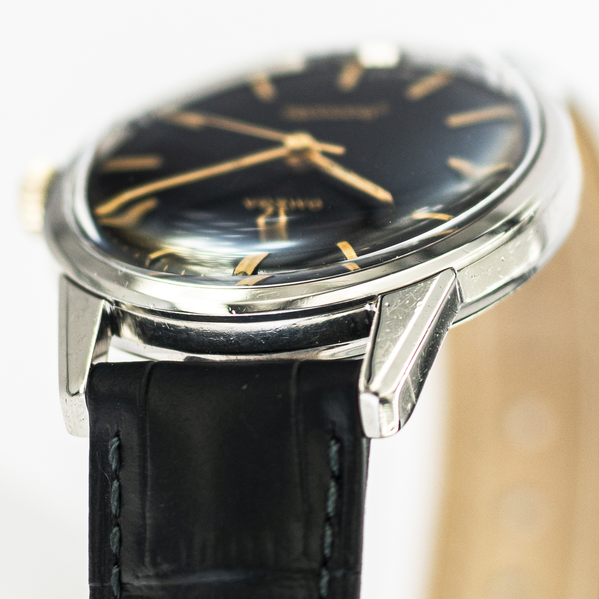 1426_marcels_watch_group_vintage_wristwatch_1961_omega_14390_seamaster_case_side_10