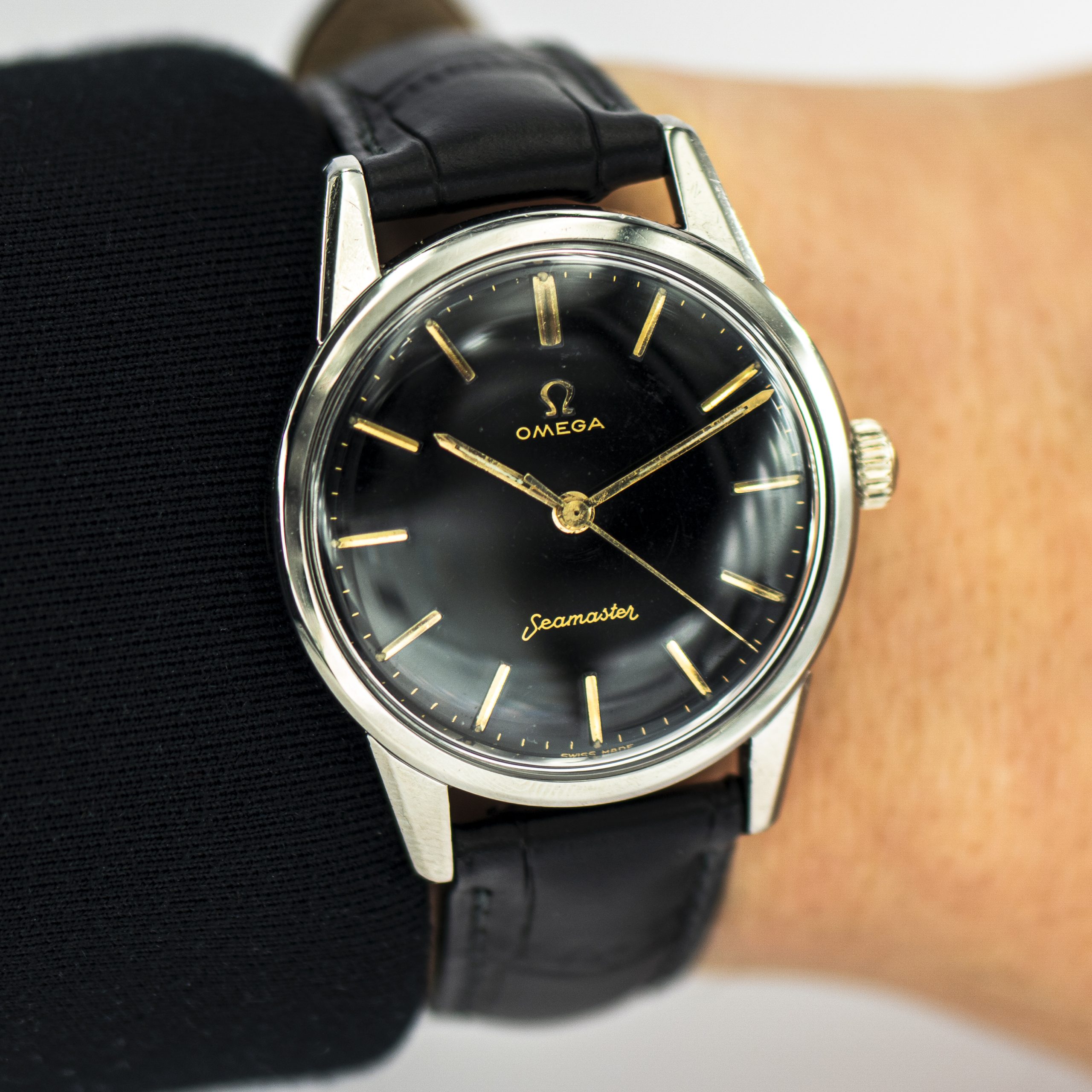 1426_marcels_watch_group_vintage_wristwatch_1961_omega_14390_seamaster_wristshot_01