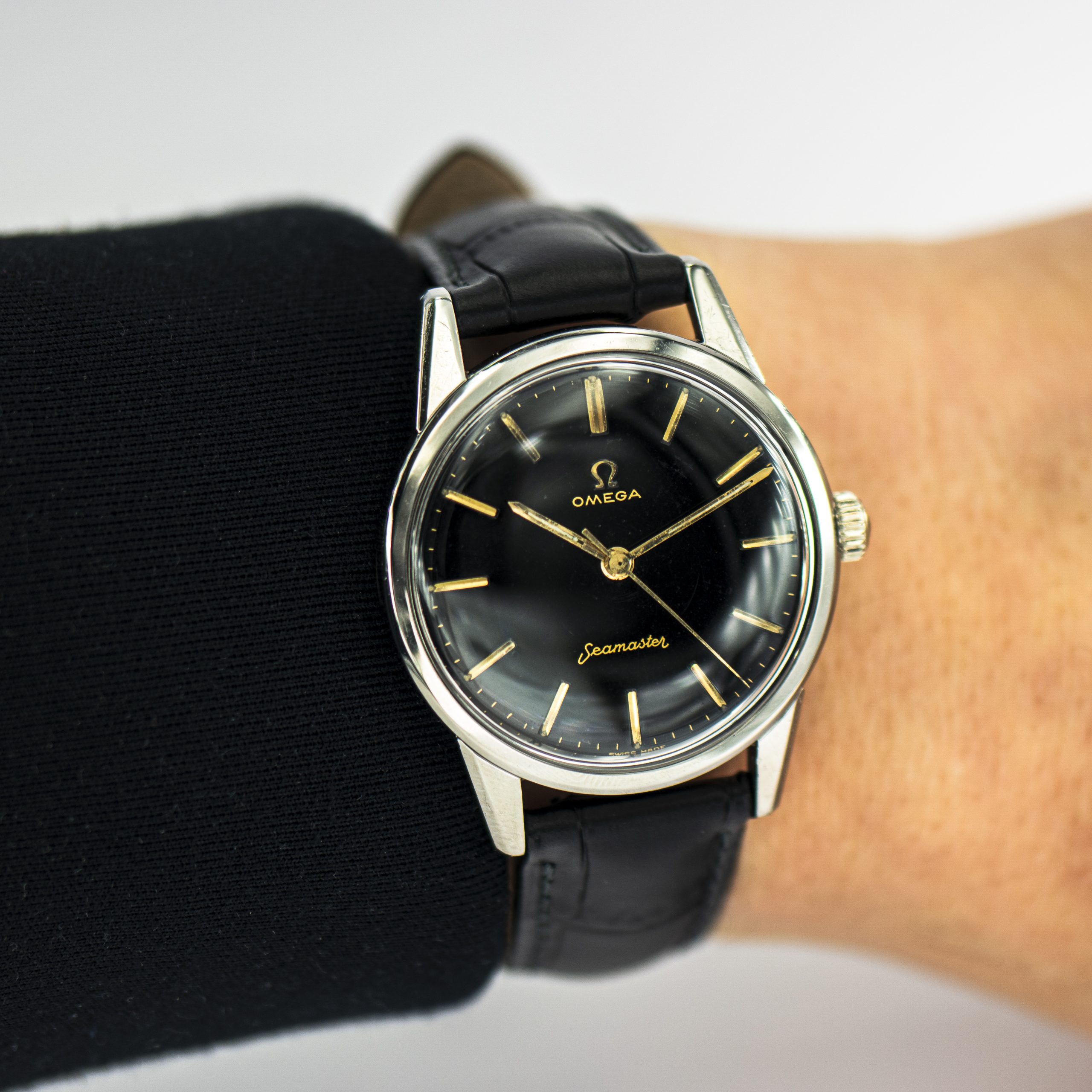1426_marcels_watch_group_vintage_wristwatch_1961_omega_14390_seamaster_wristshot_02