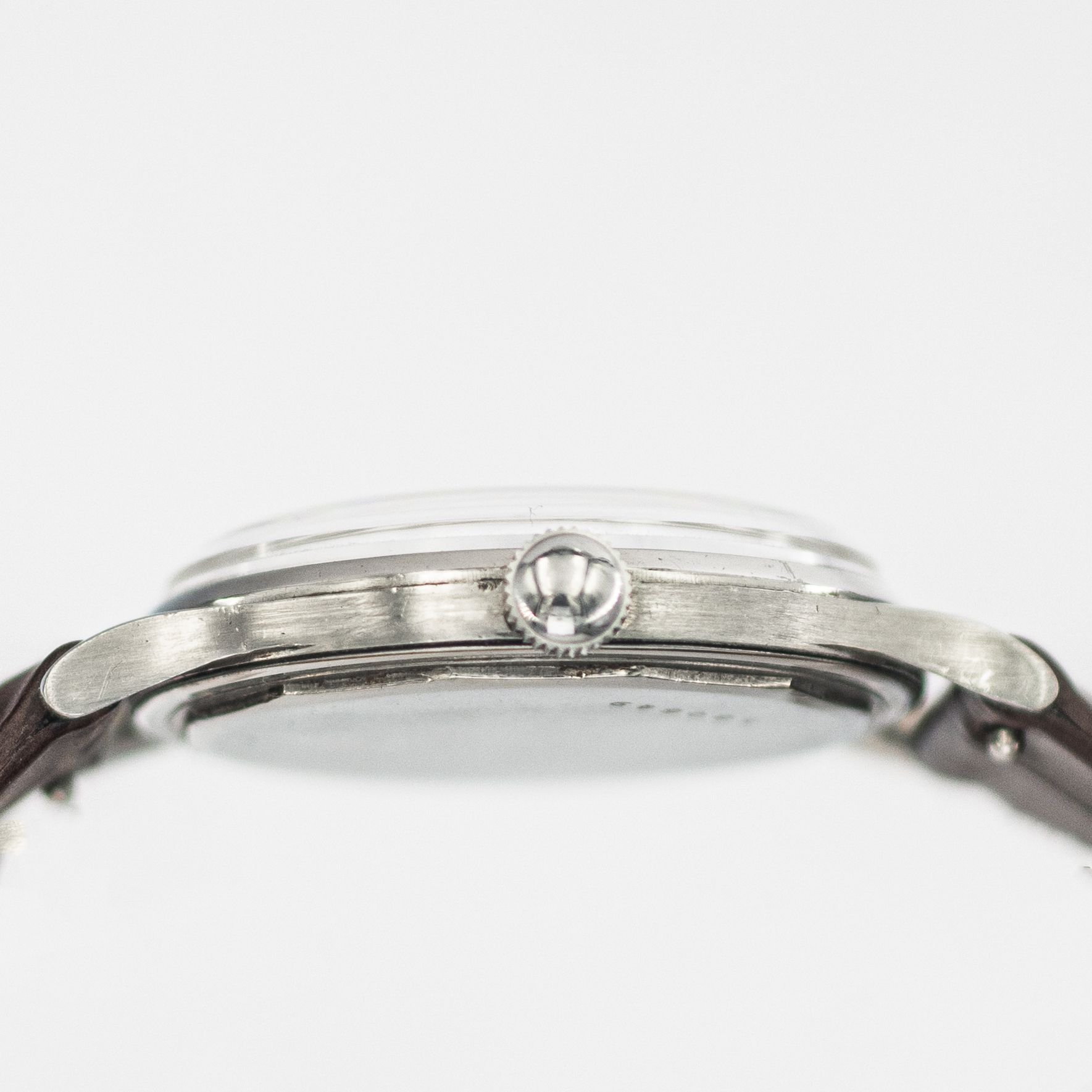 1434_marcels_watch_group_vintage_wristwatch_1951_jaegerlecoultre_e165_case_side_001