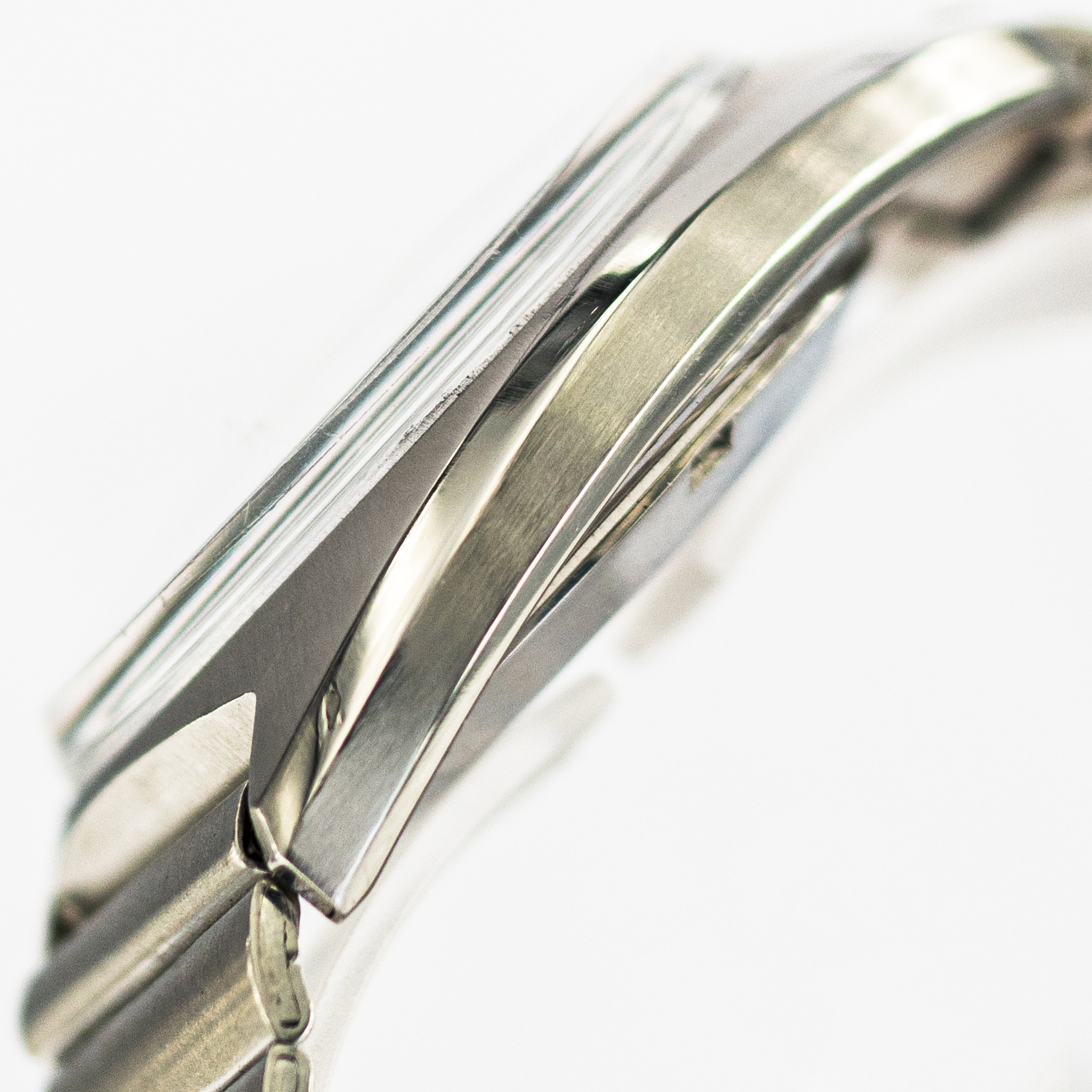 1439_marcels_watch_group_vintage_wristwatch_1967_omega_145.007_seamaster_chronostop_case_side_01