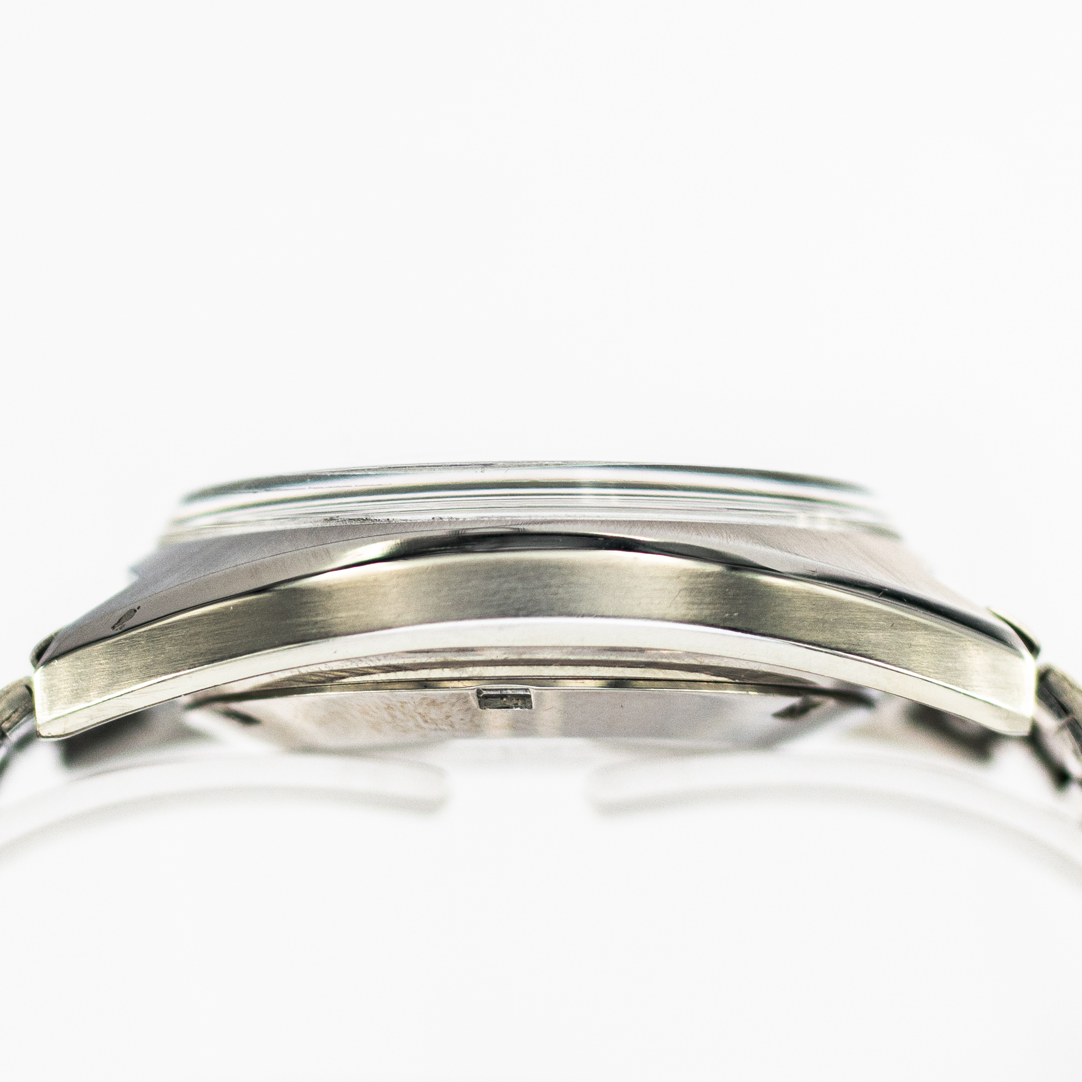 1439_marcels_watch_group_vintage_wristwatch_1967_omega_145.007_seamaster_chronostop_case_side_03