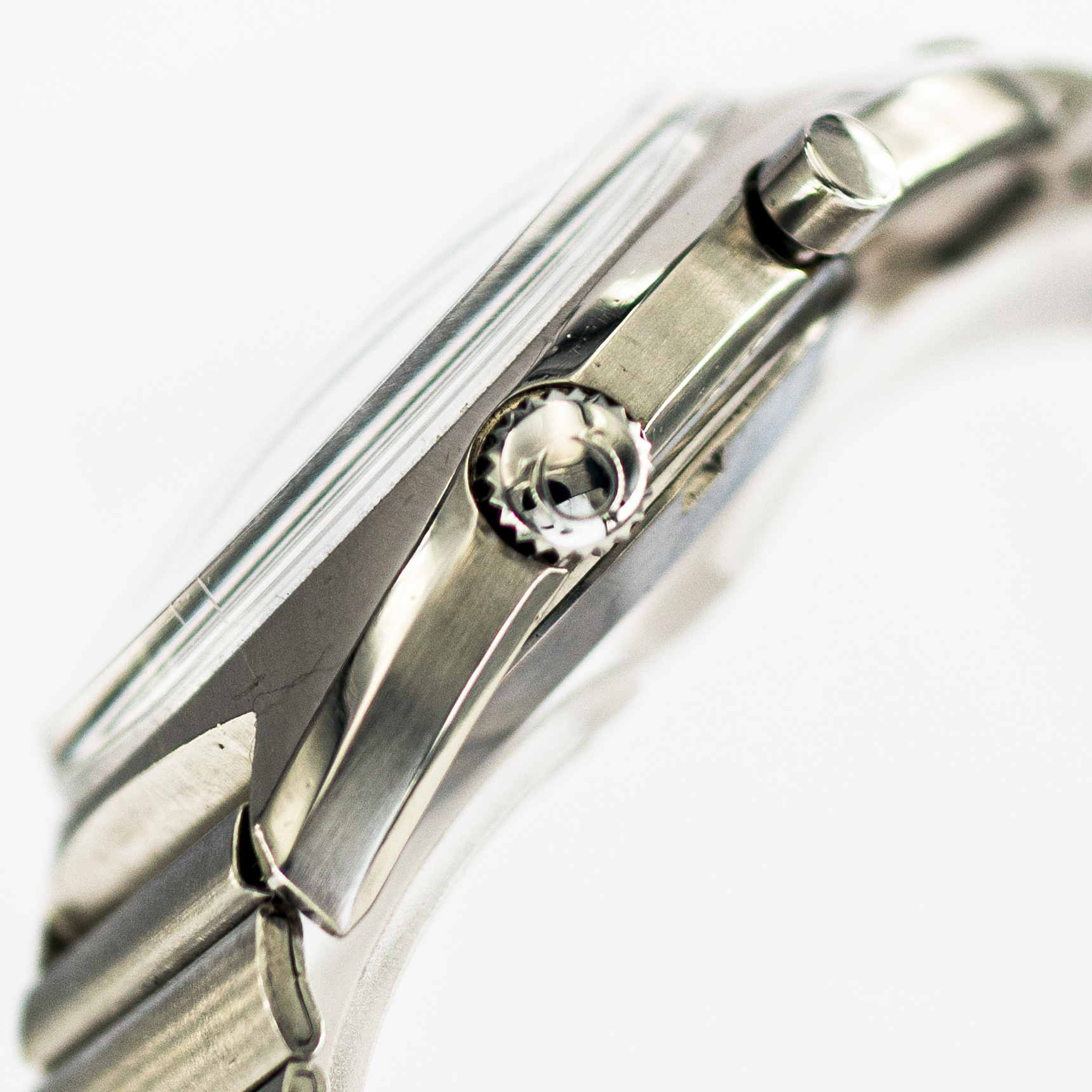 1439_marcels_watch_group_vintage_wristwatch_1967_omega_145.007_seamaster_chronostop_case_side_05