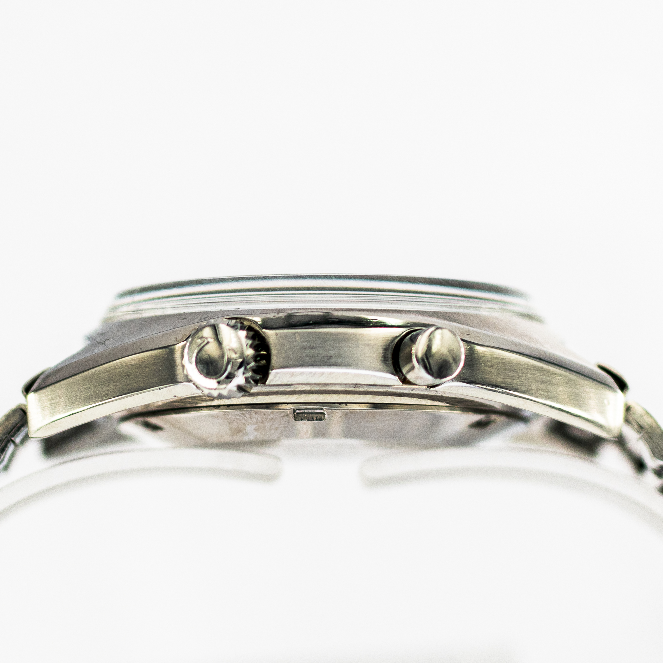 1439_marcels_watch_group_vintage_wristwatch_1967_omega_145.007_seamaster_chronostop_case_side_07