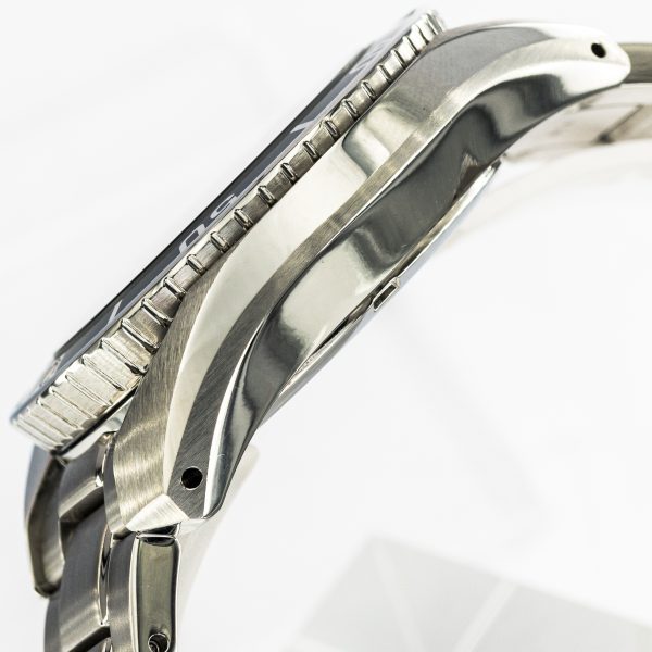 1455_marcels_watchg_group_wristwatch_2022_seiko_prospex_Sumo_SBPK001_SFK003J1_Diver_Solar_GMT_5k65_0AA0_case_side_02