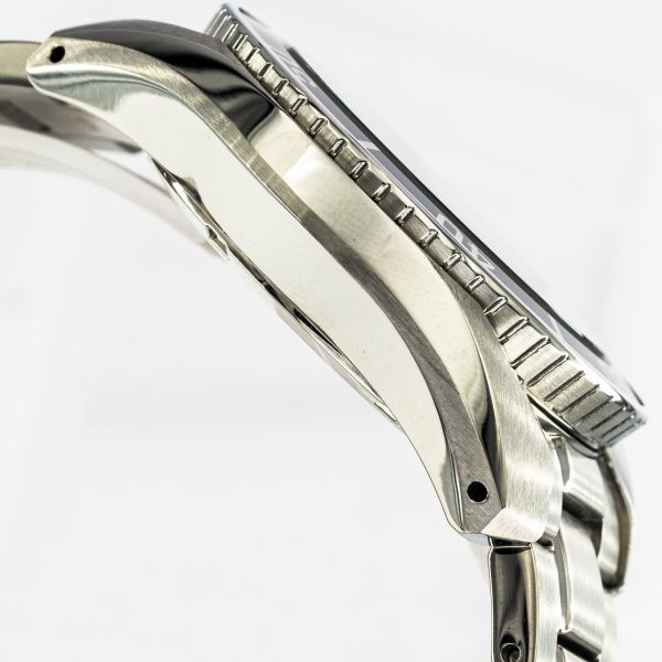 1455_marcels_watchg_group_wristwatch_2022_seiko_prospex_Sumo_SBPK001_SFK003J1_Diver_Solar_GMT_5k65_0AA0_case_side_03