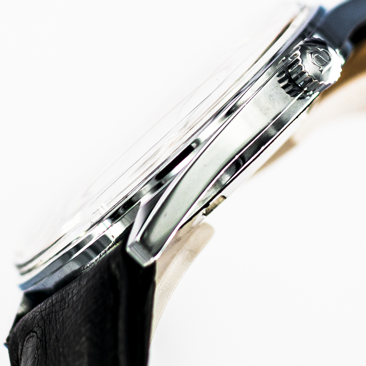 1474_marcels_watch_group_vintage_wristwatch_1960s_atlantic_61660_worldmaster_case_side_02