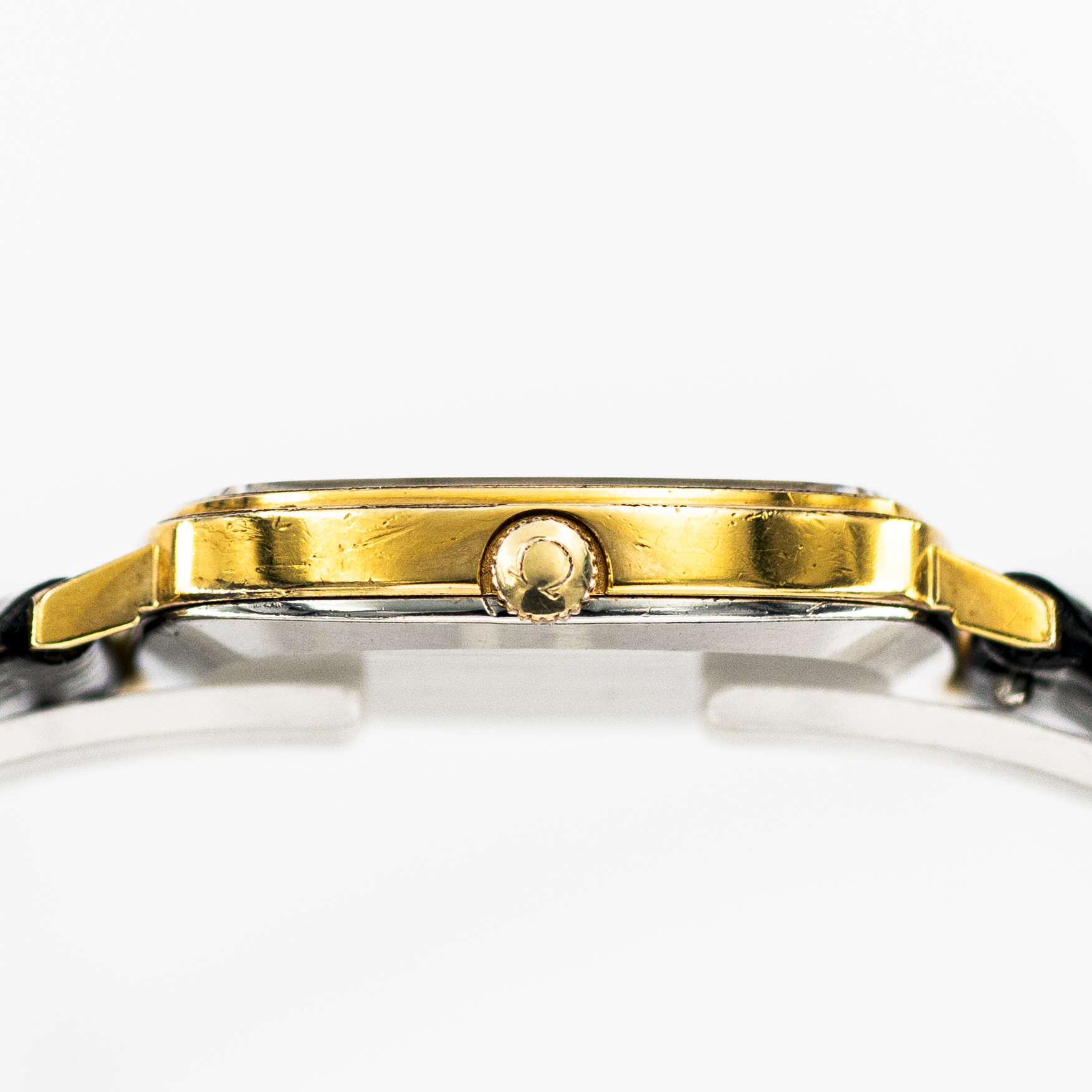 1480_marcels_watch_group_vintage_wrist_watch_1974_omega_MD111.0118_de_ville_case_side_01