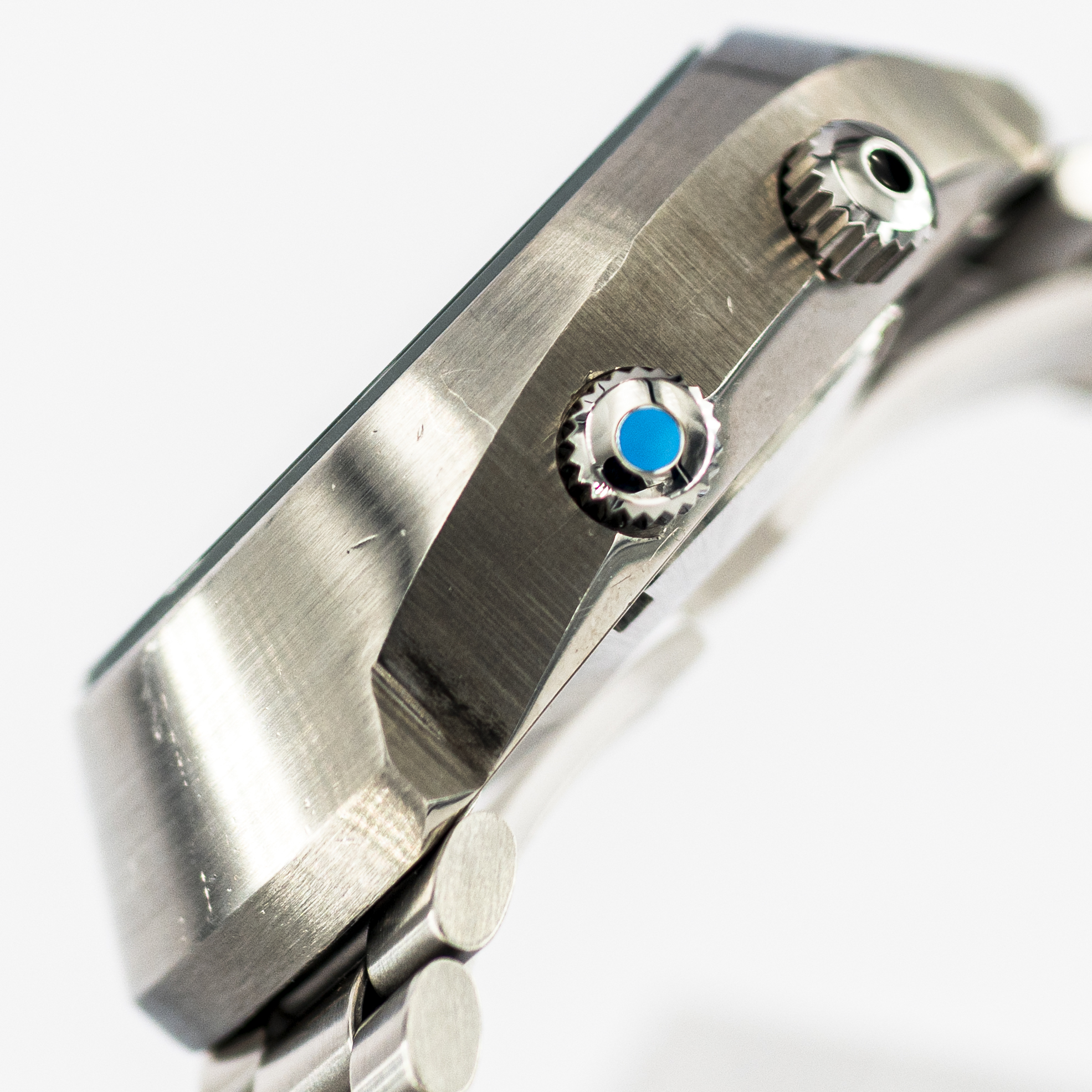 1482_marcels_watch_group_vitnage_wristwatch_1972_omega_ST145.036_flightmaster_case_side_01