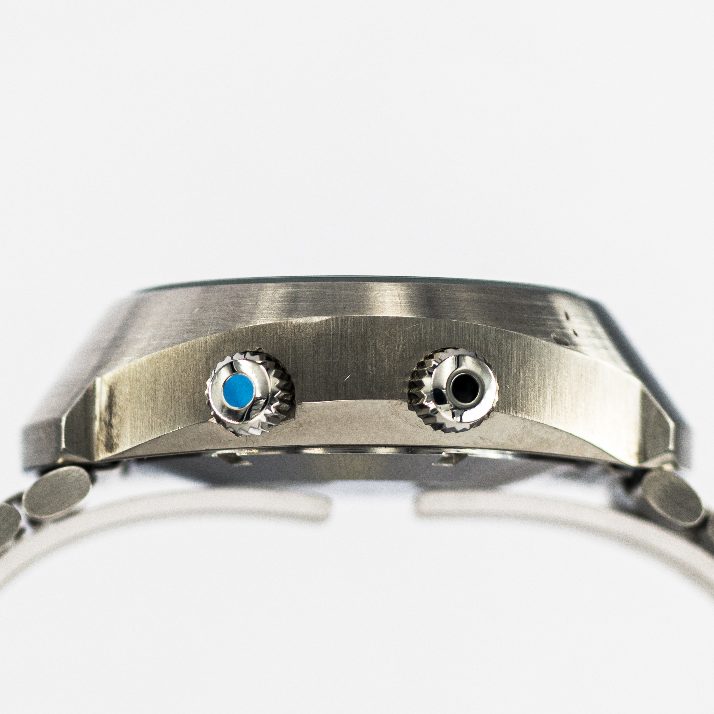 1482_marcels_watch_group_vitnage_wristwatch_1972_omega_ST145.036_flightmaster_case_side_03