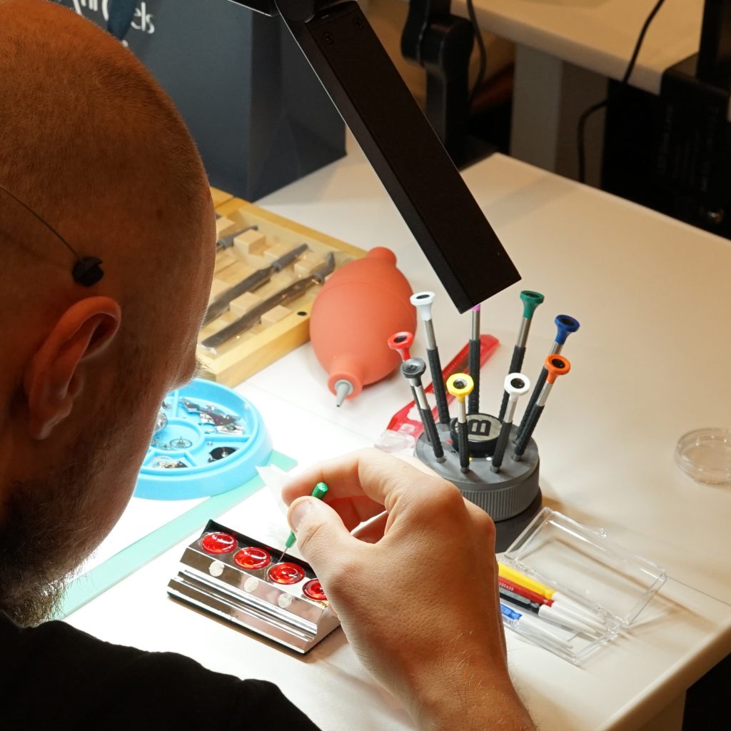 marcels_watch_group_watchmaking_course_watchmaker_112