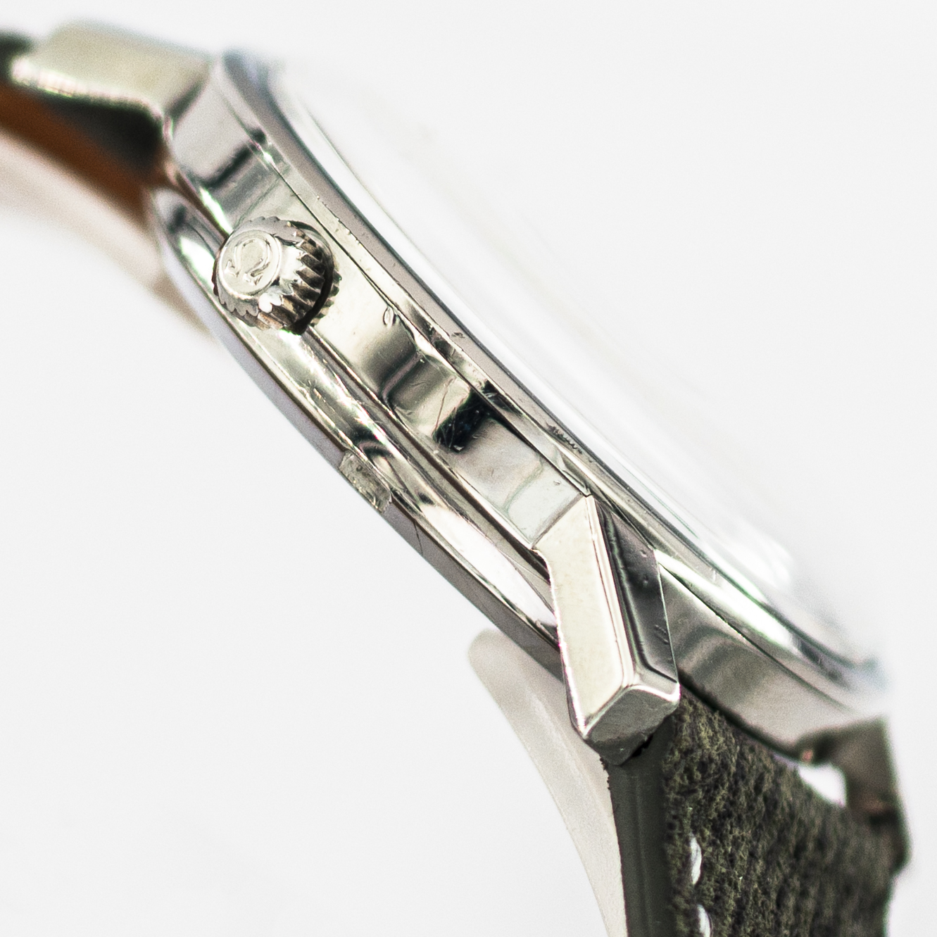 1539_marcels_watch_group_vintage_wristwatch_1968_omega_168.018_constellation_case_side_01