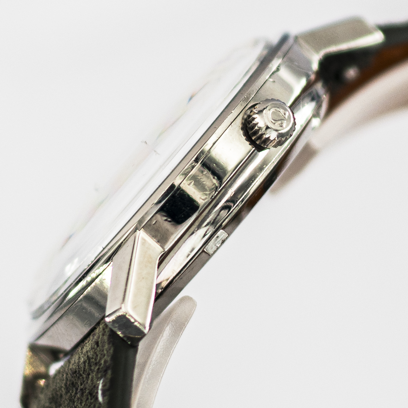 1539_marcels_watch_group_vintage_wristwatch_1968_omega_168.018_constellation_case_side_02