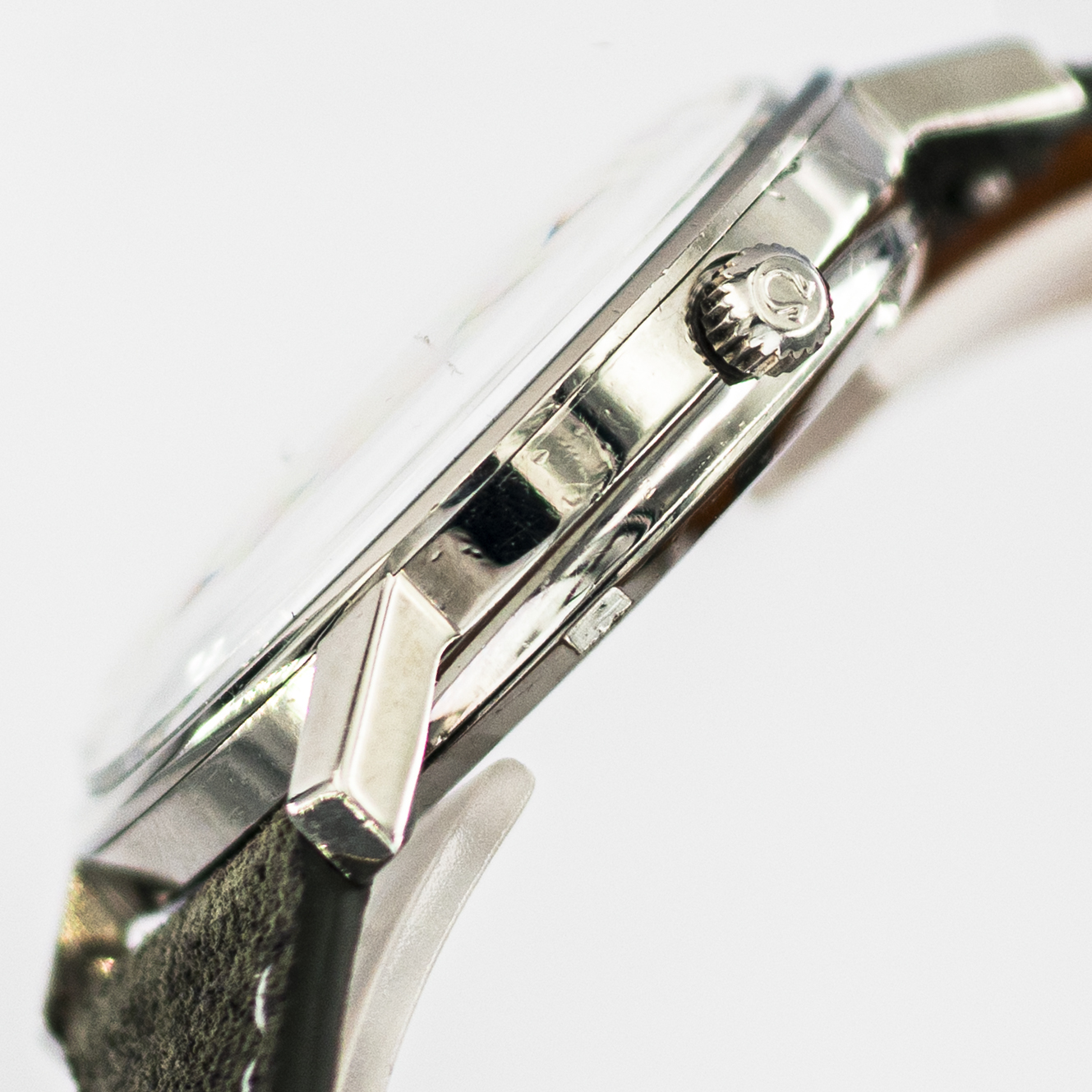 1539_marcels_watch_group_vintage_wristwatch_1968_omega_168.018_constellation_case_side_03
