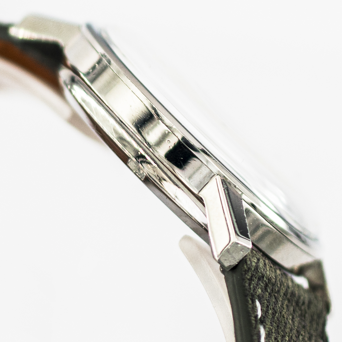 1539_marcels_watch_group_vintage_wristwatch_1968_omega_168.018_constellation_case_side_05