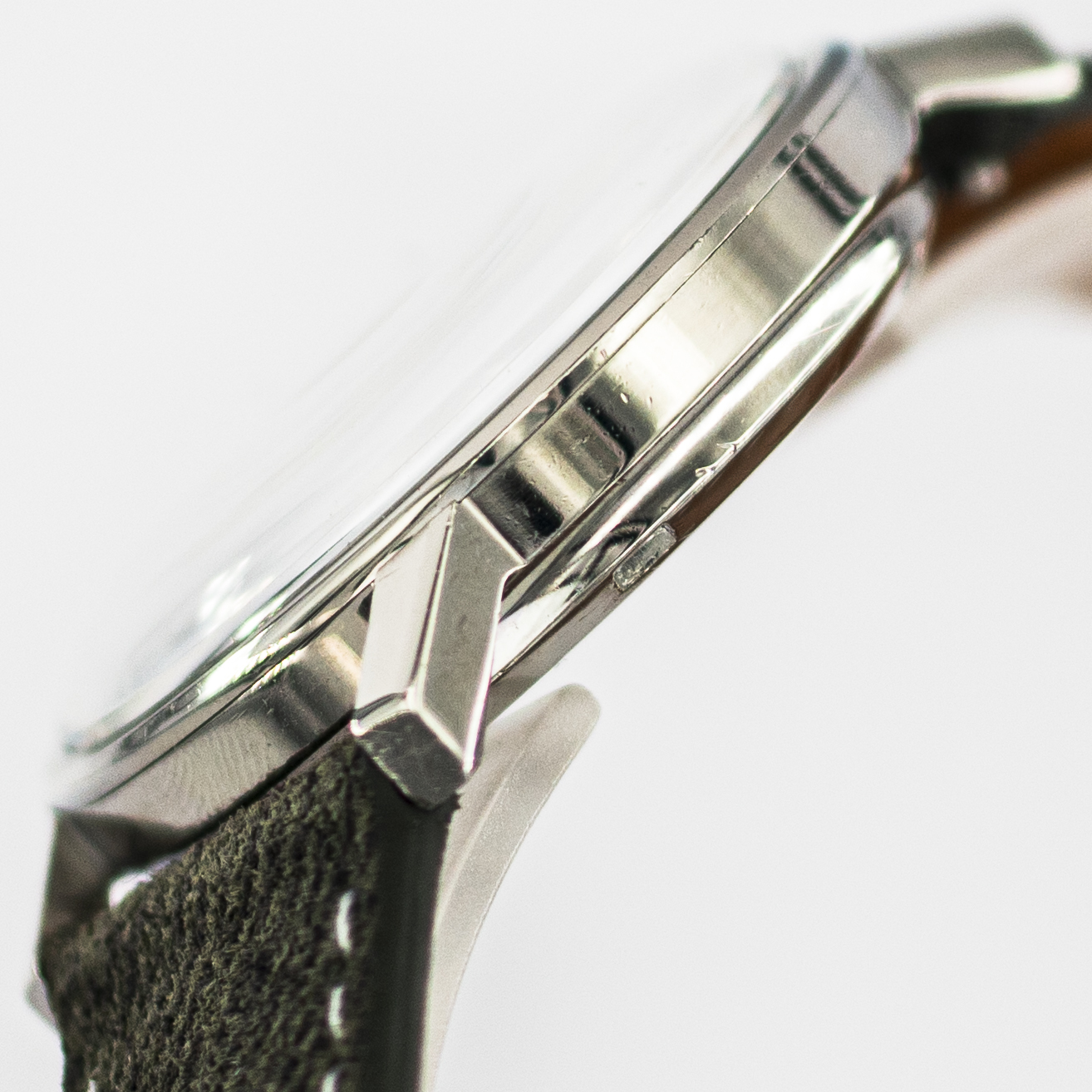 1539_marcels_watch_group_vintage_wristwatch_1968_omega_168.018_constellation_case_side_06