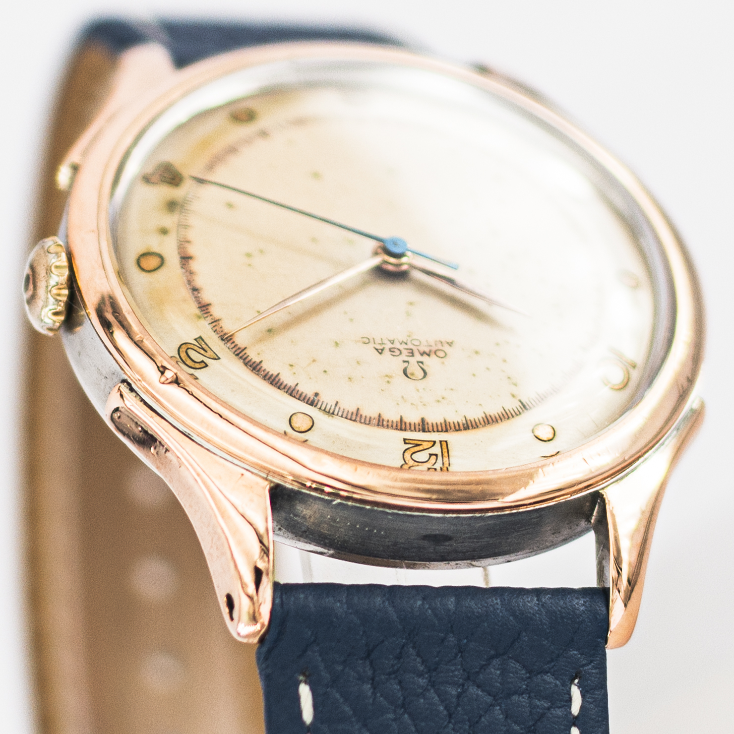 1544_marcels_watch_group_vintage_wristwatch_1949_omega_2480_lugs_02