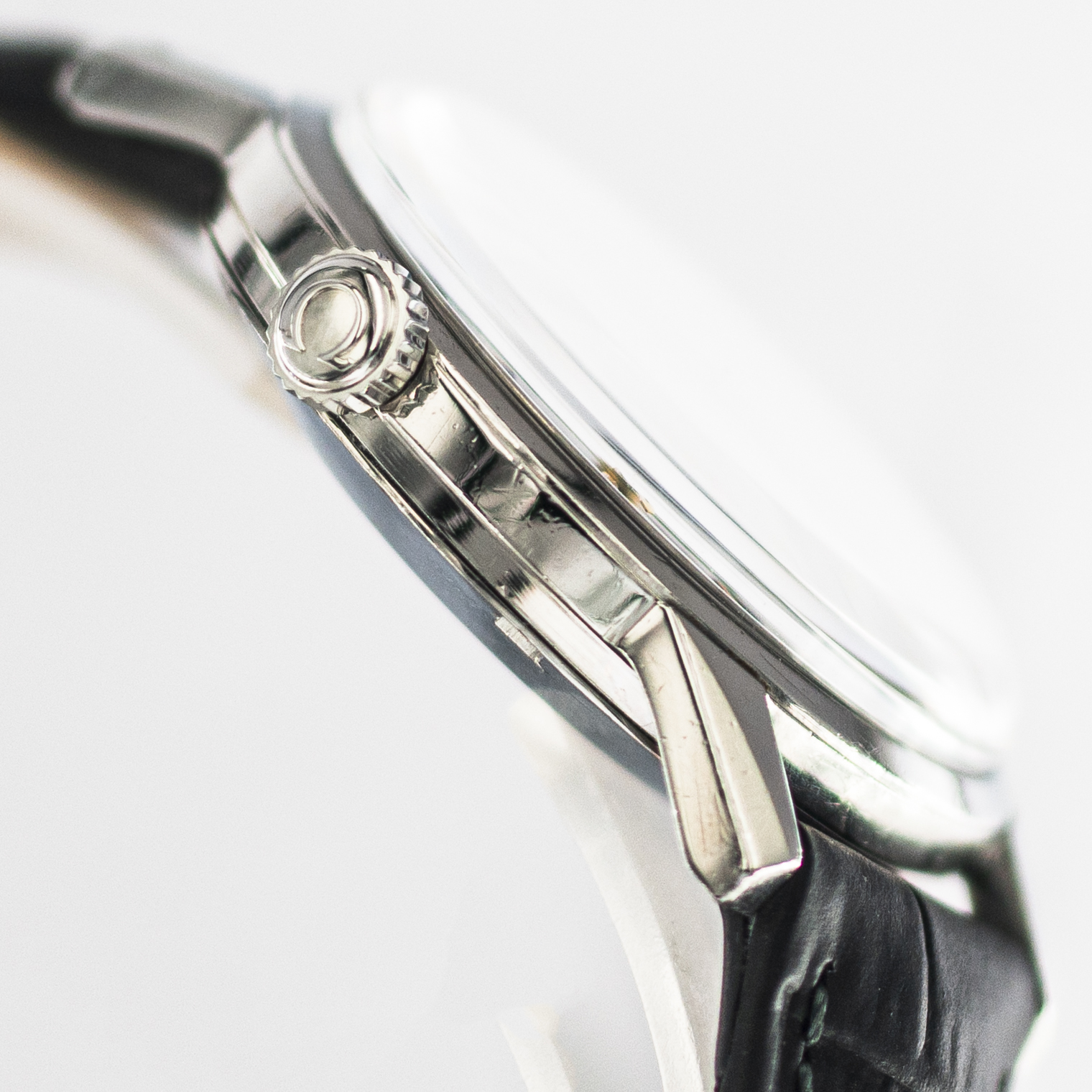 1561_marcels_watch_group_vintage_wristwatch_1962_omega_135.003_seamaster30_case_side_02