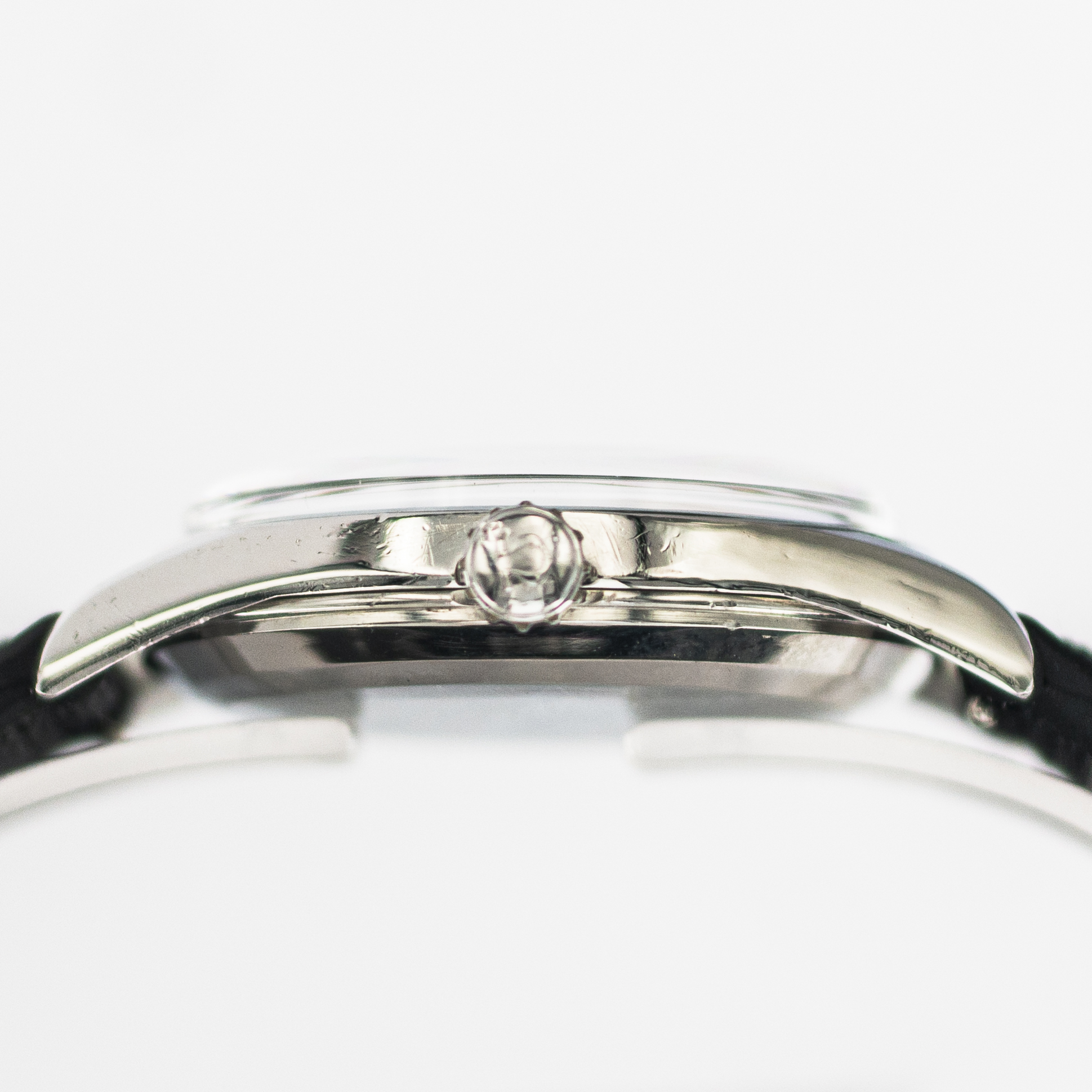 1562_marcels_watch_group_vintage_wristwatch_1953black_dial_omega_2792_case_side_01