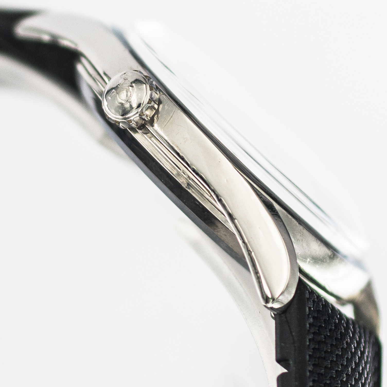 1562_marcels_watch_group_vintage_wristwatch_1953black_dial_omega_2792_case_side_02