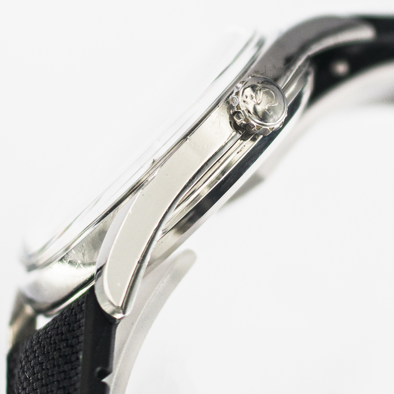 1562_marcels_watch_group_vintage_wristwatch_1953black_dial_omega_2792_case_side_03