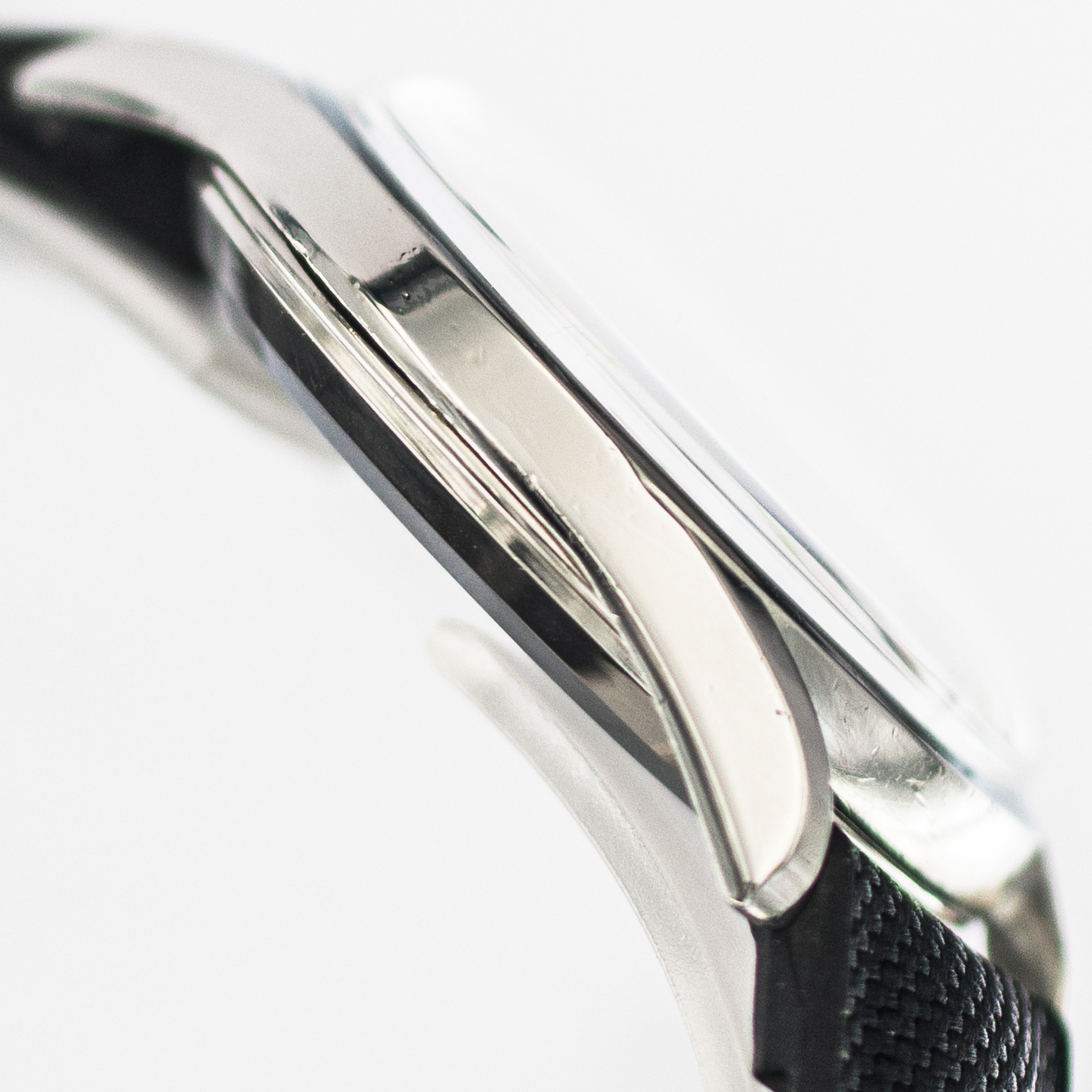 1562_marcels_watch_group_vintage_wristwatch_1953black_dial_omega_2792_case_side_05