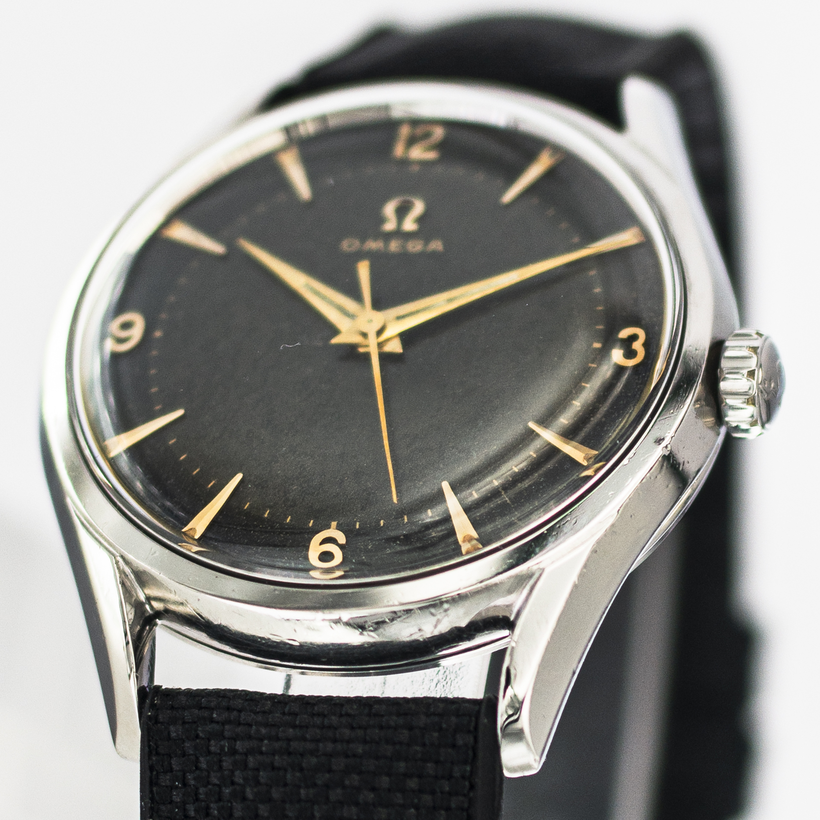 1562_marcels_watch_group_vintage_wristwatch_1953black_dial_omega_2792_lugs_01
