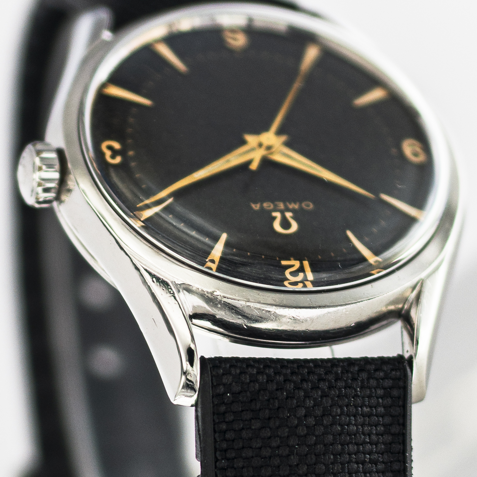 1562_marcels_watch_group_vintage_wristwatch_1953black_dial_omega_2792_lugs_02