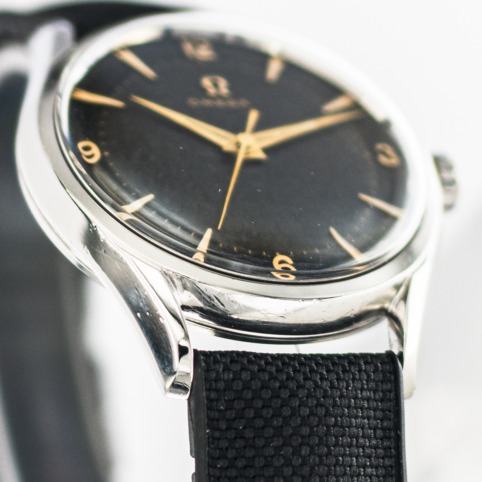 1562_marcels_watch_group_vintage_wristwatch_1953black_dial_omega_2792_lugs_04