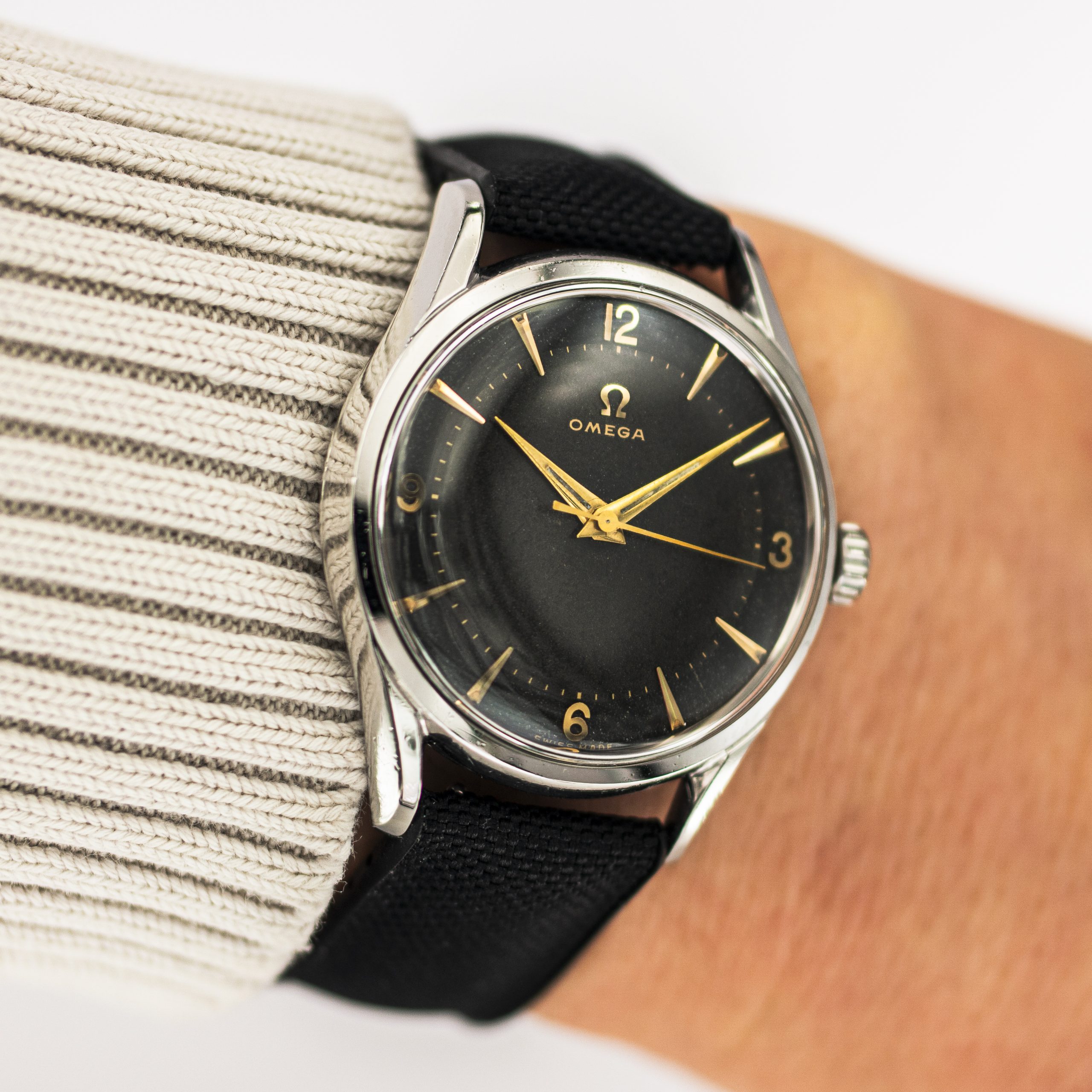 1562_marcels_watch_group_vintage_wristwatch_1953black_dial_omega_2792_wristshot_01