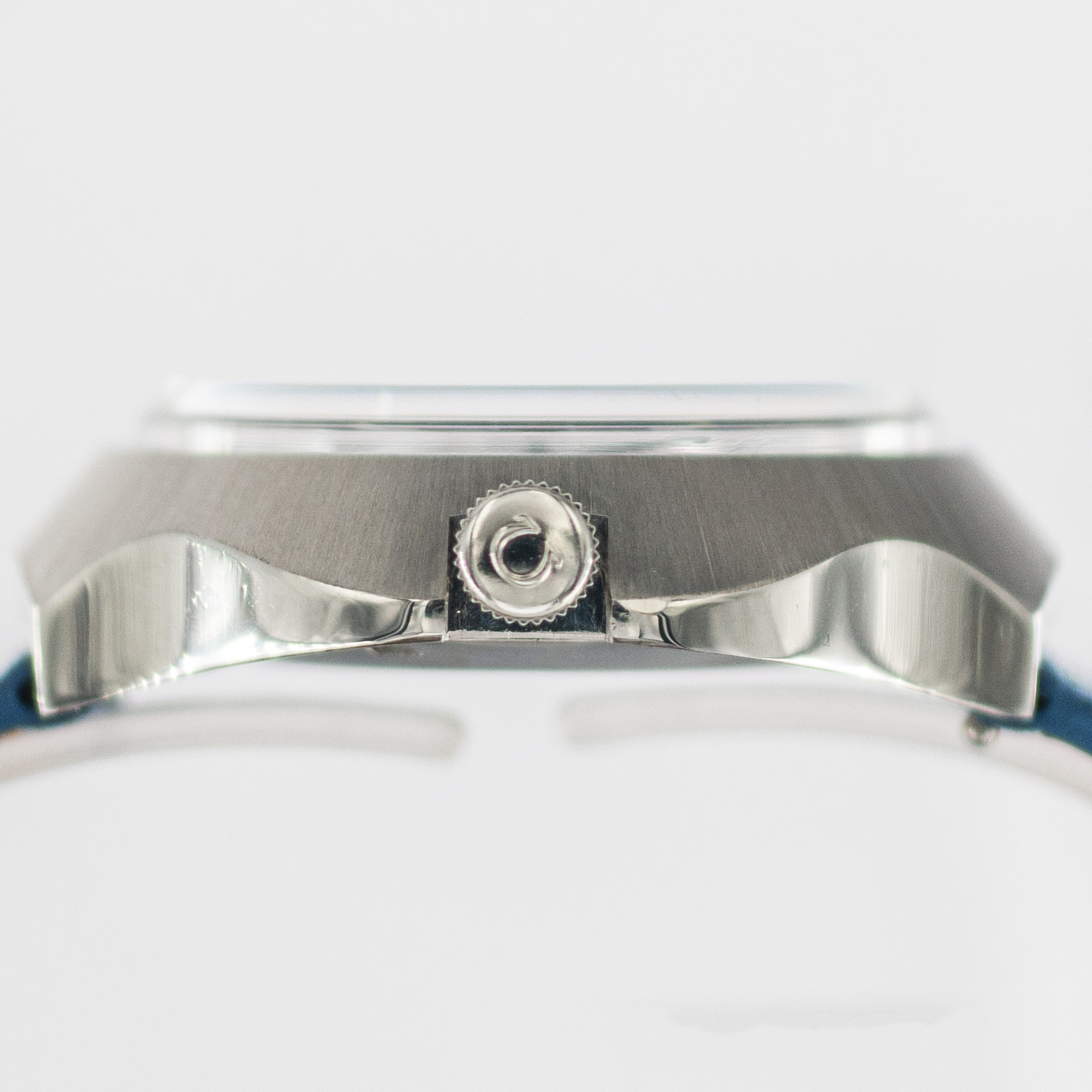 1564_marcels_watch_group_vintage_wristwatch_1972_omega_166.121_geneve_cobra_case_side_01