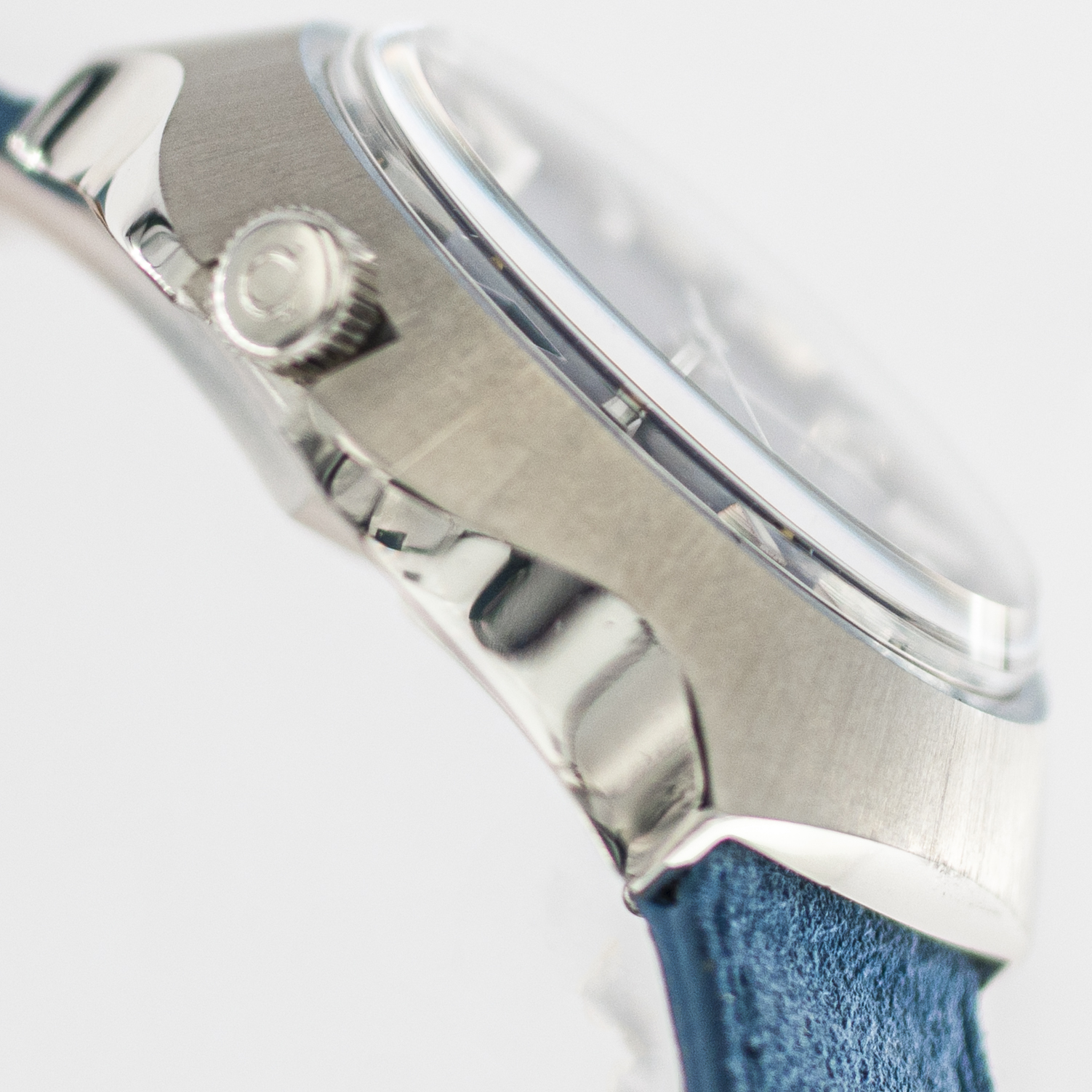 1564_marcels_watch_group_vintage_wristwatch_1972_omega_166.121_geneve_cobra_case_side_02