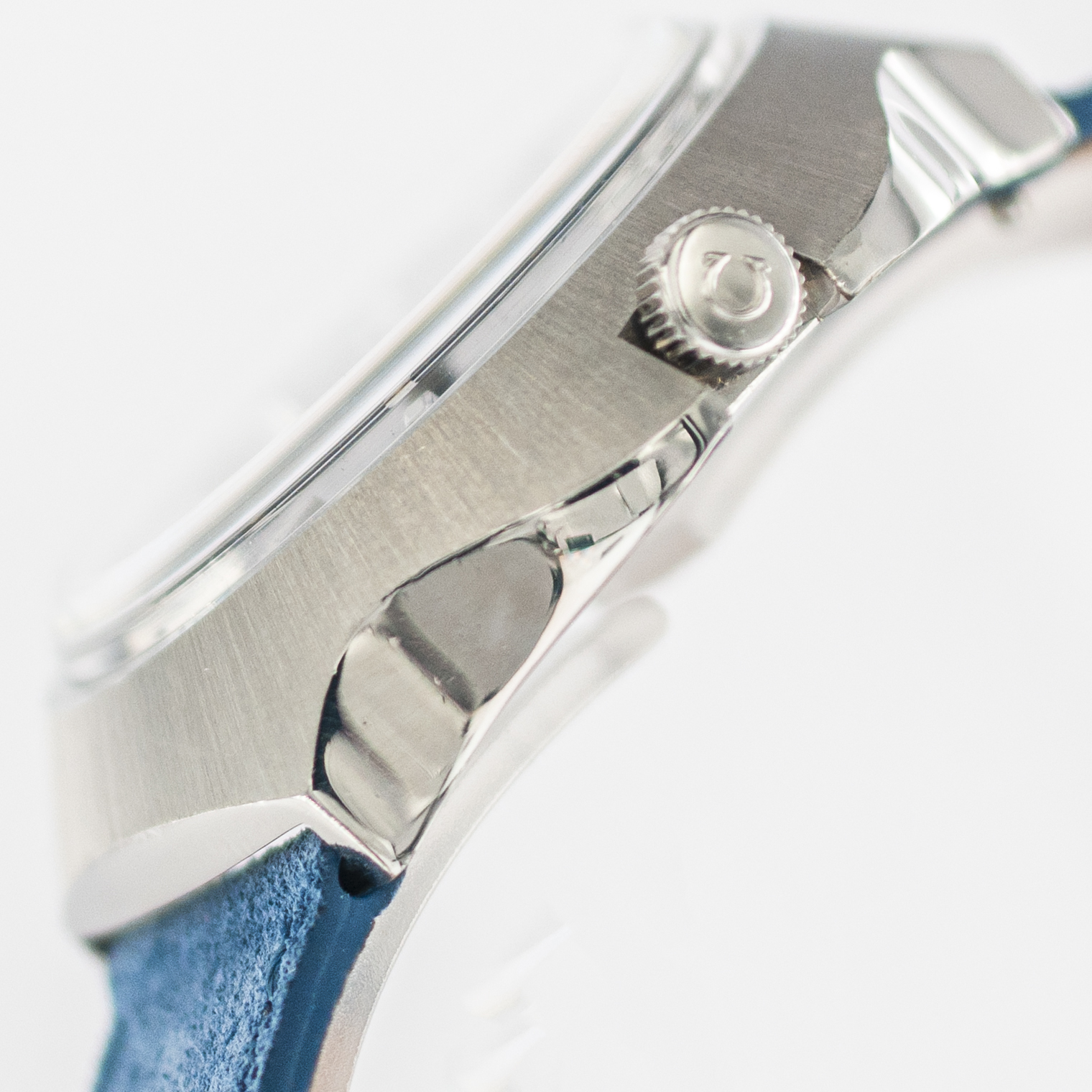 1564_marcels_watch_group_vintage_wristwatch_1972_omega_166.121_geneve_cobra_case_side_03