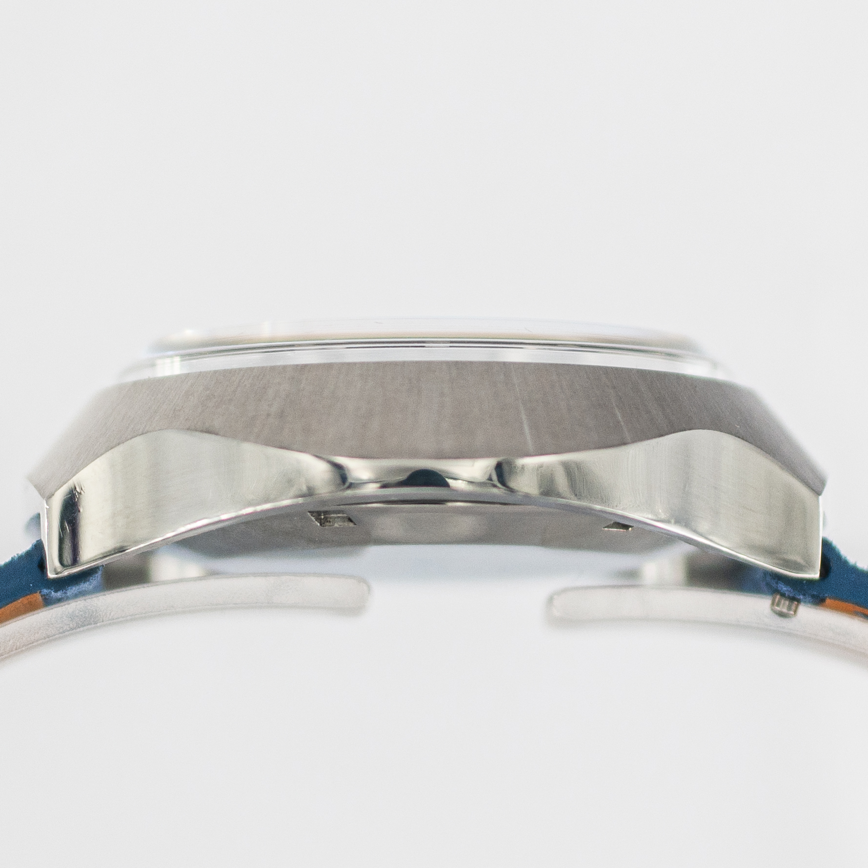 1564_marcels_watch_group_vintage_wristwatch_1972_omega_166.121_geneve_cobra_case_side_05